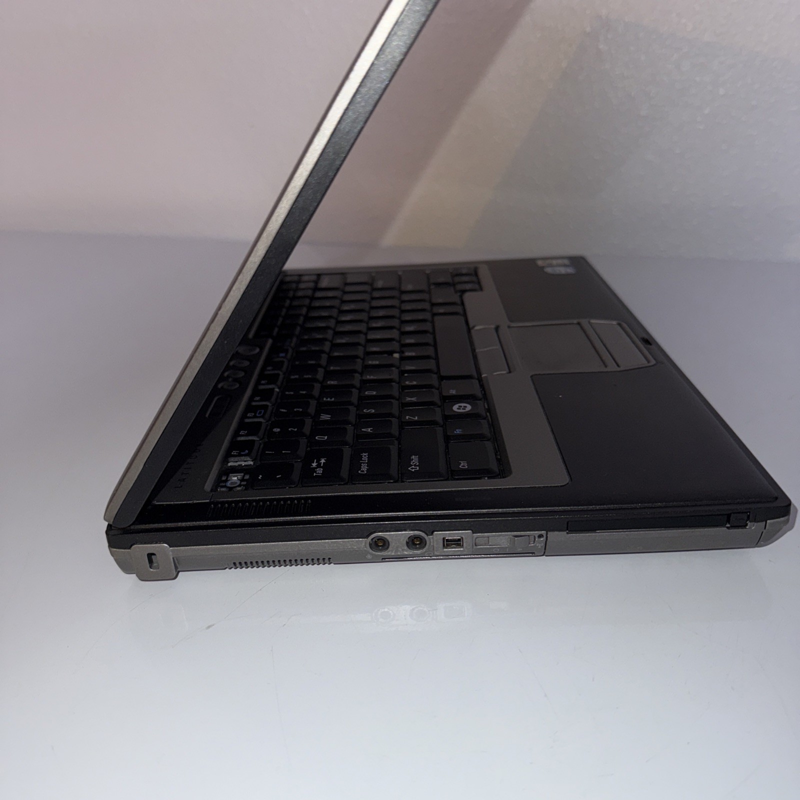Dell Latitude D630 Laptop Duo 2, 2GB RAM , 160GBHD Win XP NO BATTERY MISSING KEY