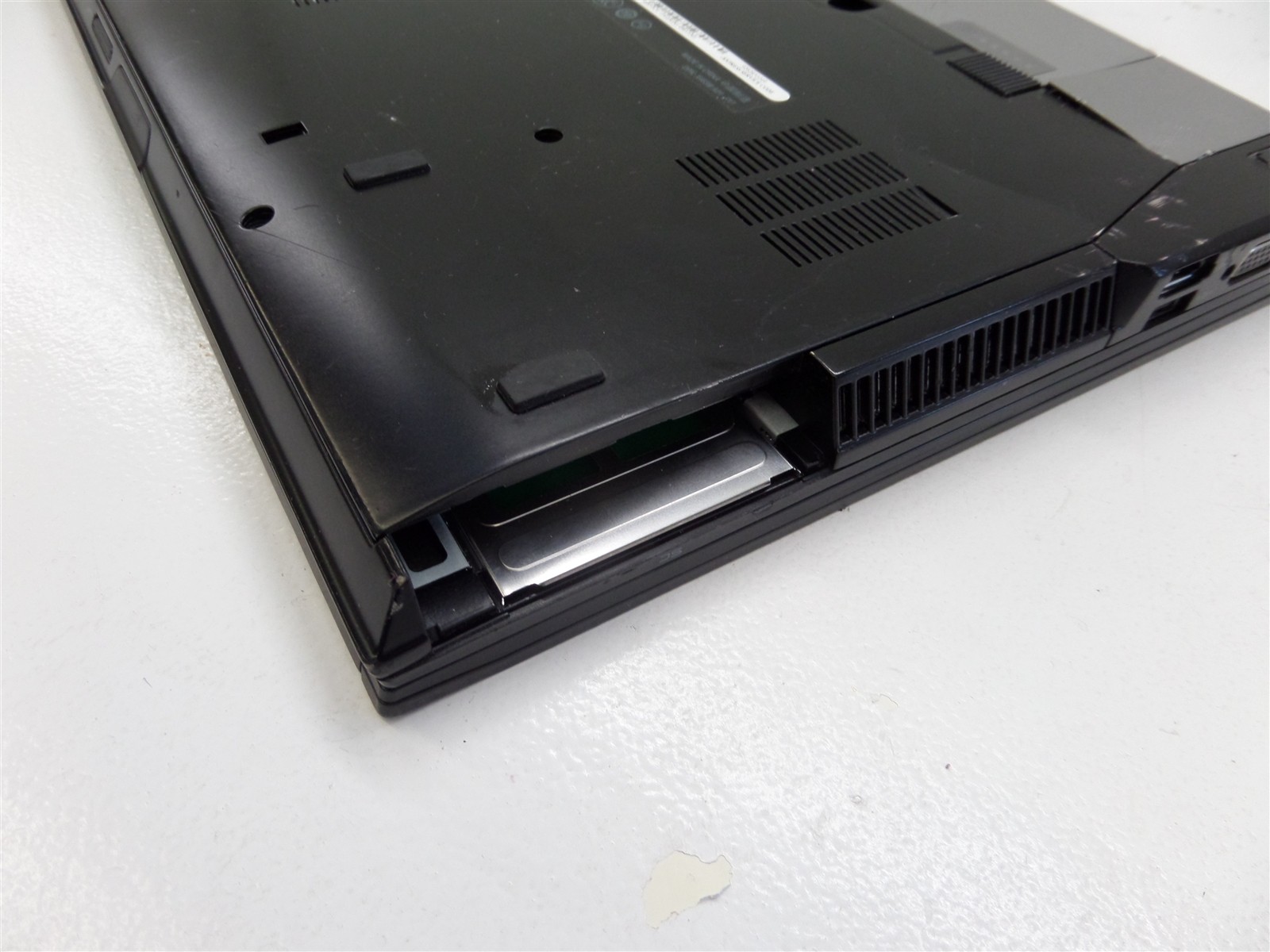 Dell Latitude E6400 14.1″ Laptop Core 2 Duo P8700 2.53GHz 4GB – No HDD