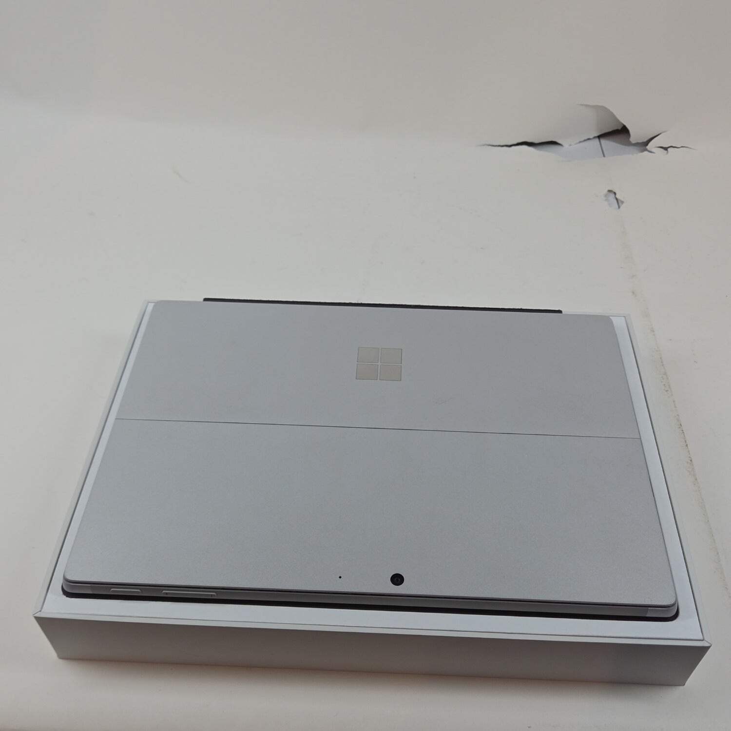 Broken Microsoft Surface Pro 7 1866 12.3″ i3-1005G1 1.2GHz 4GBRAM 128GB SSD READ