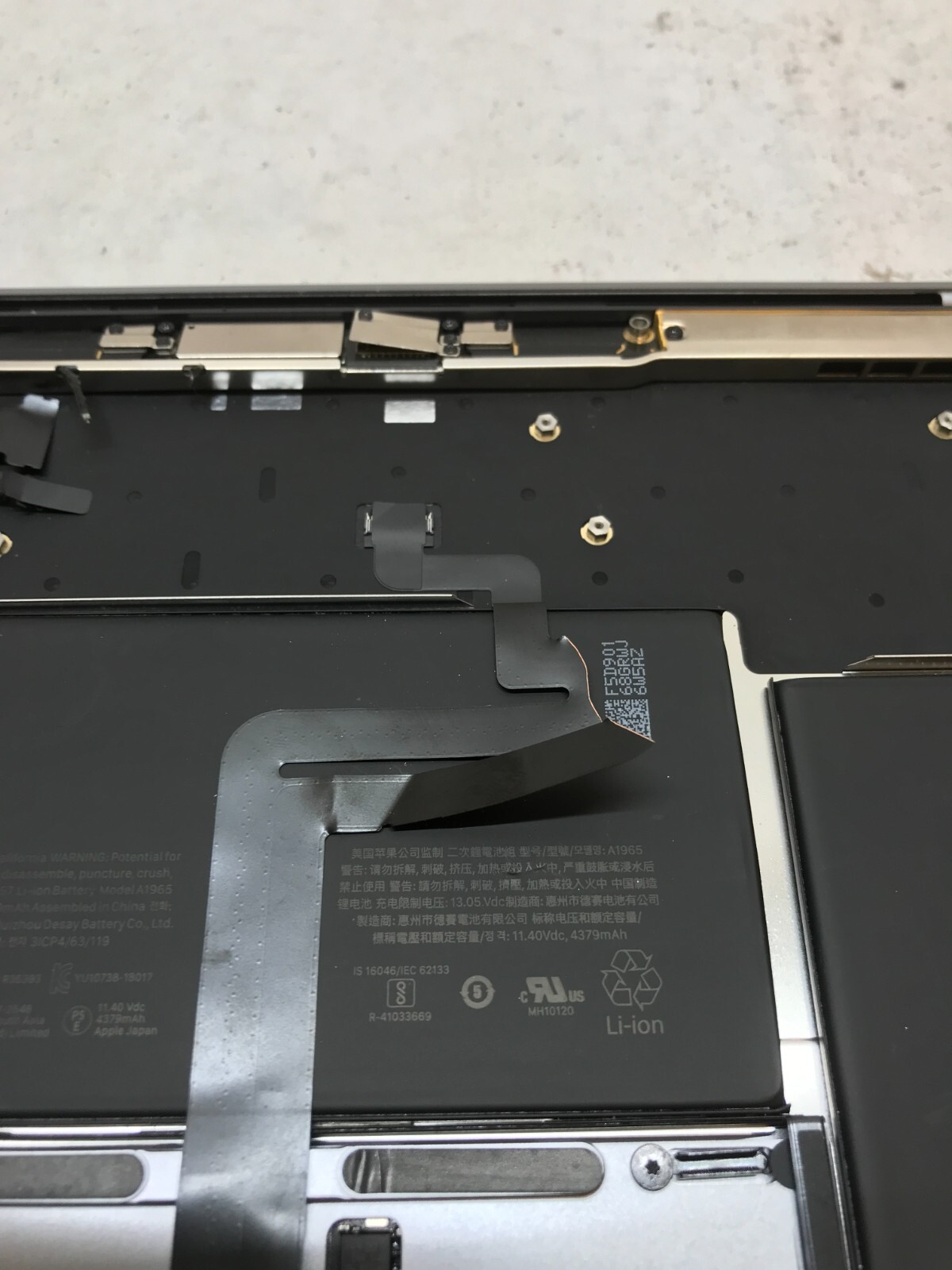 Apple MacBook Pro Touch 2018 A1990 Palmrest NO MOTHERBOARD For Parts/Repair – DW