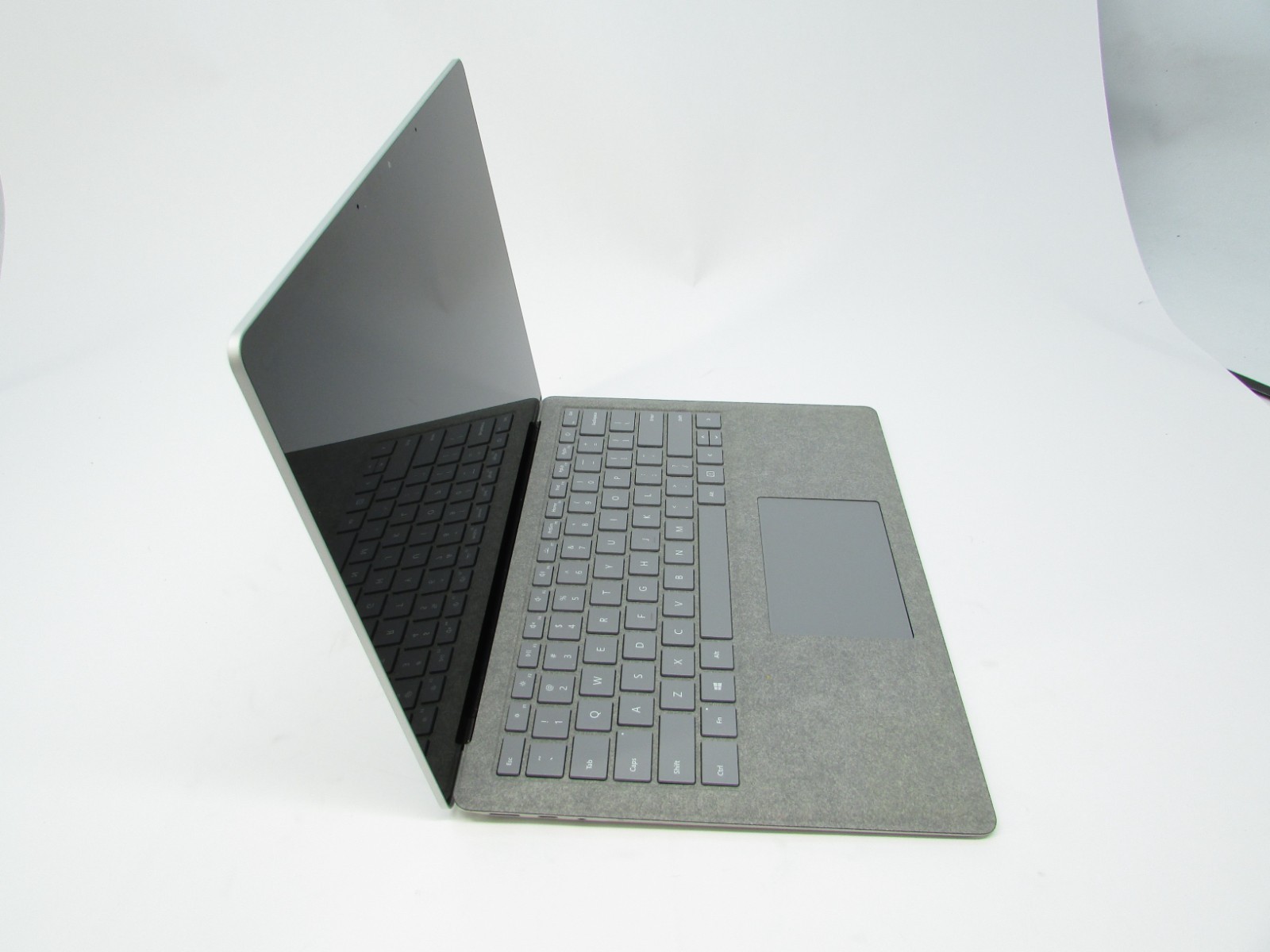 Microsoft Surface Laptop 1769 13.5″ i5-7200U 2.5GHz 8GB RAM 256GB No OS/AC
