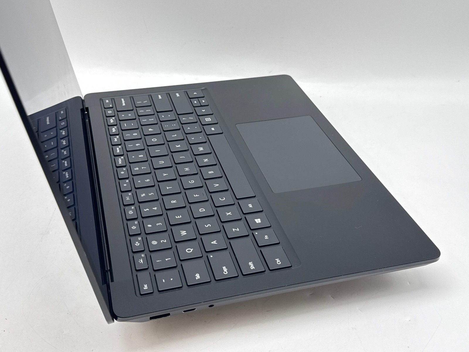 Microsoft Surface Laptop 4 13.5″ i5-1145G7 8GB 512GB SSD Works Good – Bad USB Po
