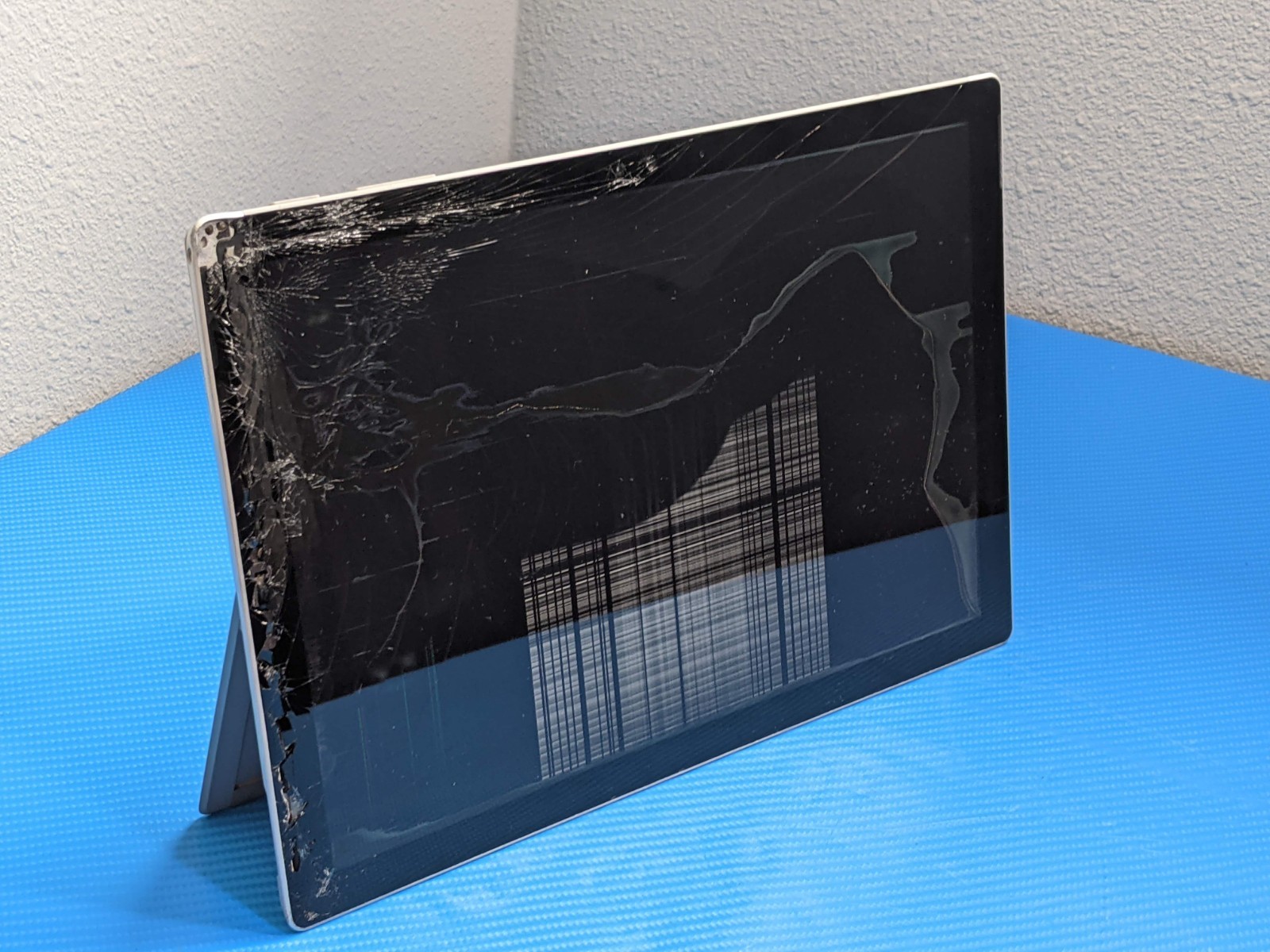 MS Surface Pro 4 1724 12.3″ TABLET i5-6300U 2.4GHz 4GB 128GB SSD AS IS FOR PARTS