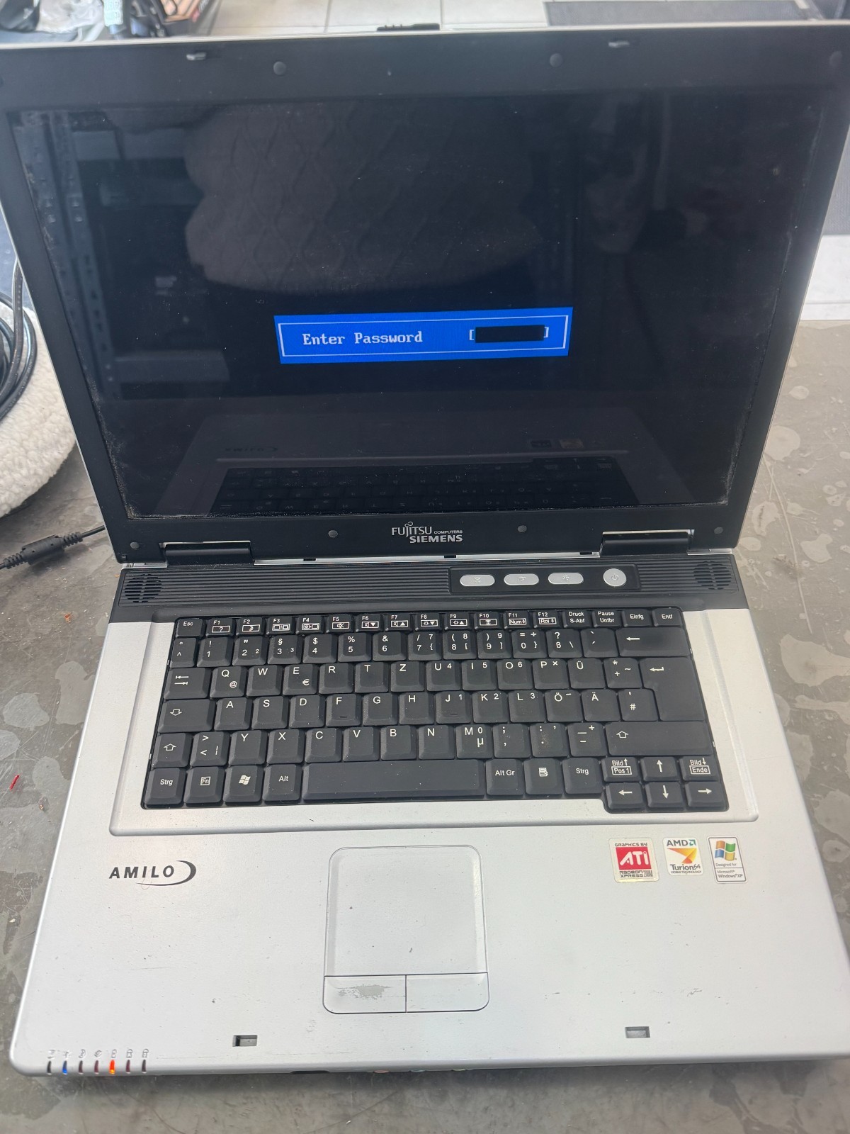 Fujitsu Siemens Amilo A1650G Model: M52174 Vintage Laptop + Power Supply