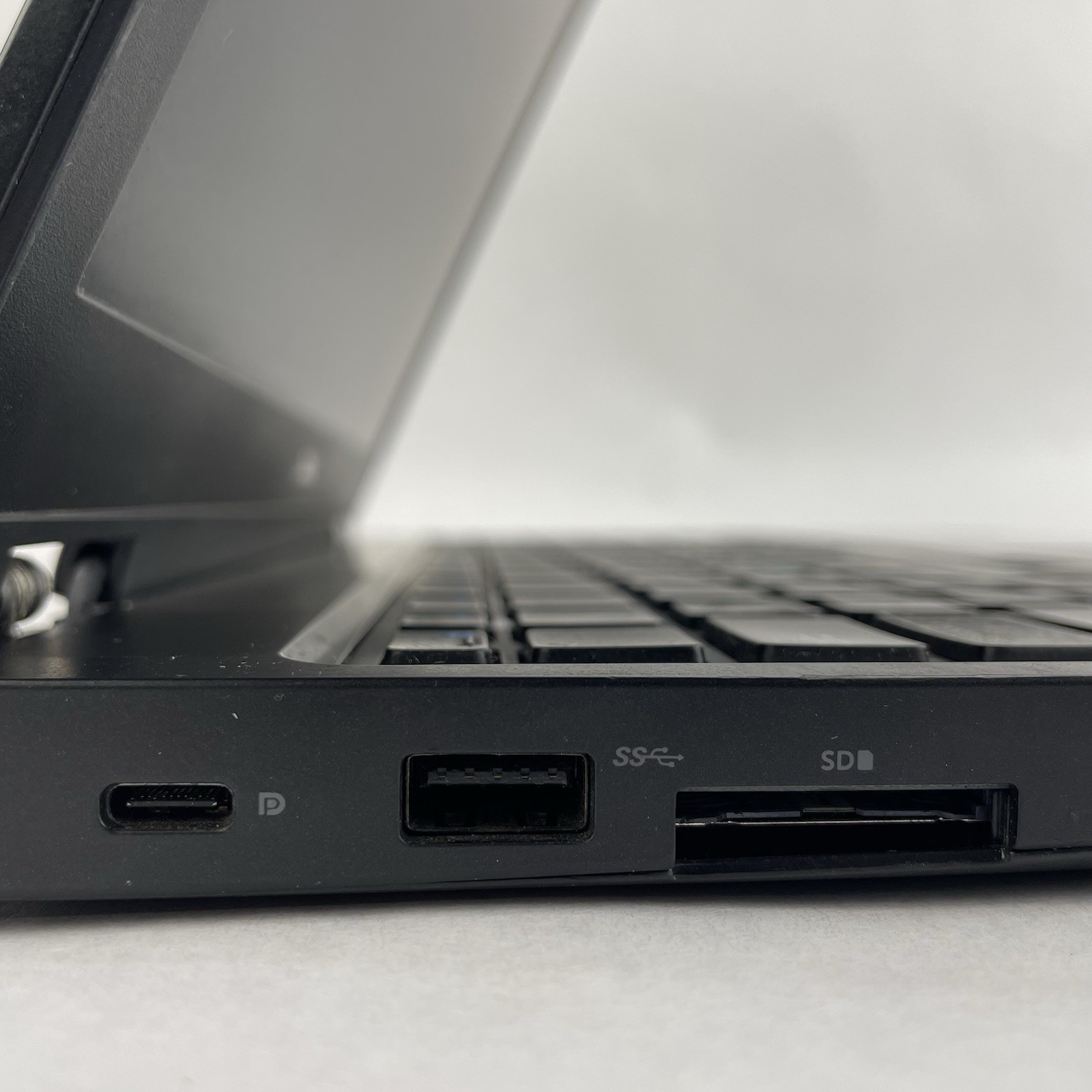 Dell Latitude 5580 15.6″ i5-7440HQ 2.8GHz 8GB RAM No SSD/OS/AC – Bad Hinge Cover