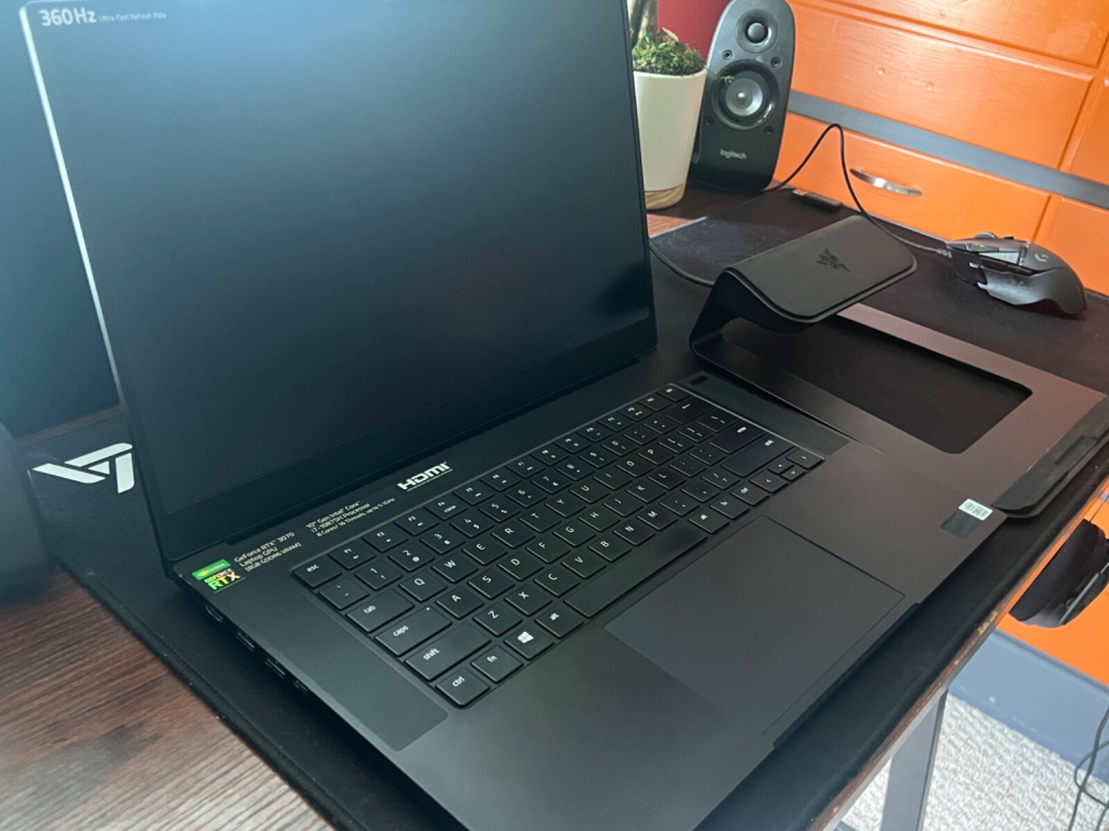 Razer Blade 15 Advanced Model Early 2021 15.6”(32GB hyperx ram+v2 chroma stand)