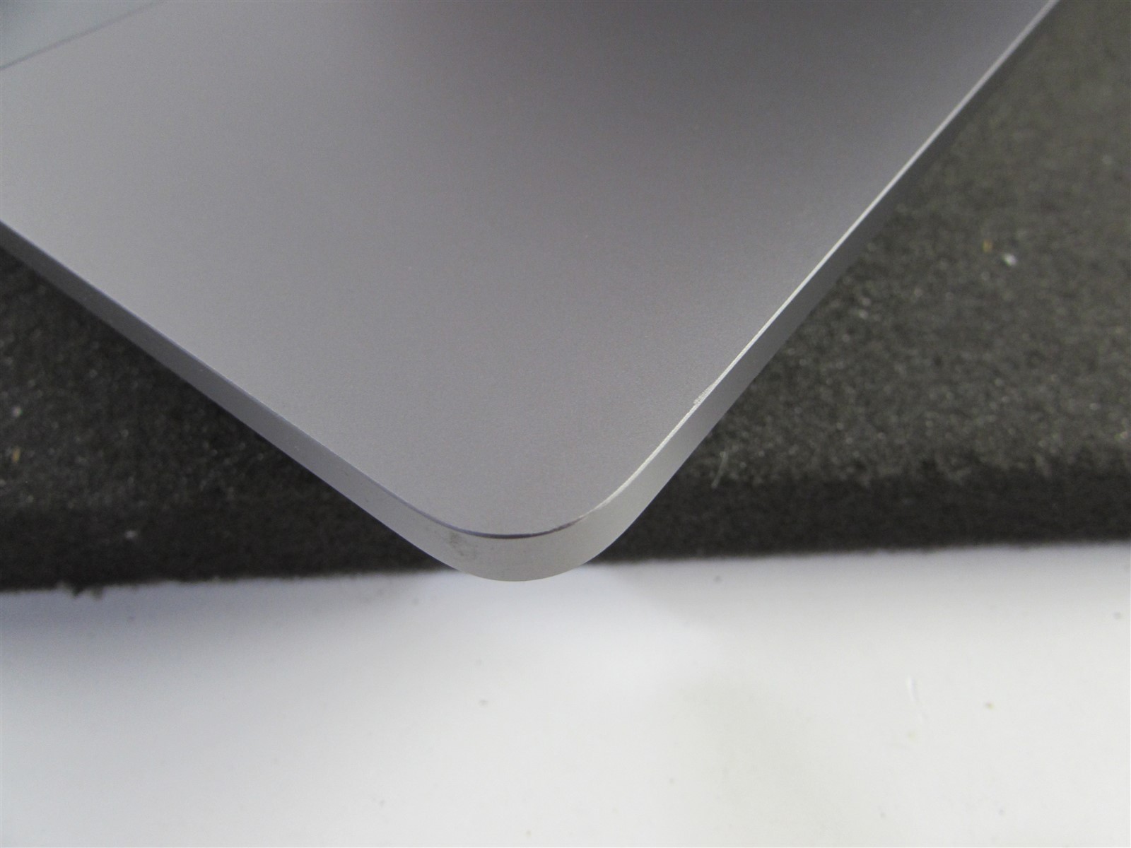 APPLE MACBOOK PRO A2141 3072X1920 I9-9980Hk 1TB SSD 32GB RAM AMD GPU NO O.S