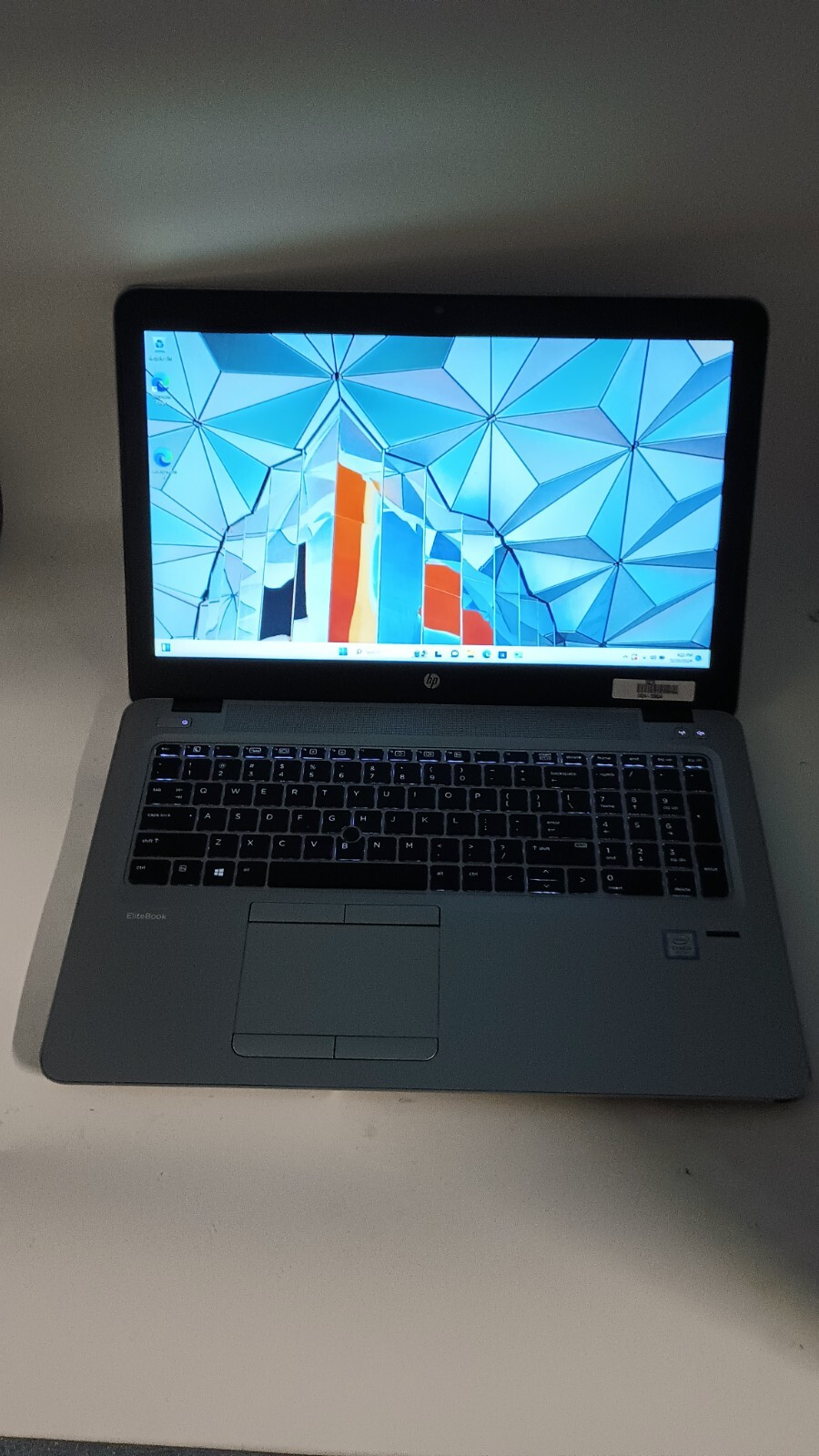 EliteBook 850 G4(12269-45)w/charger.i5-7200U.8GB.256GB SDD.15.6″FHD.W11