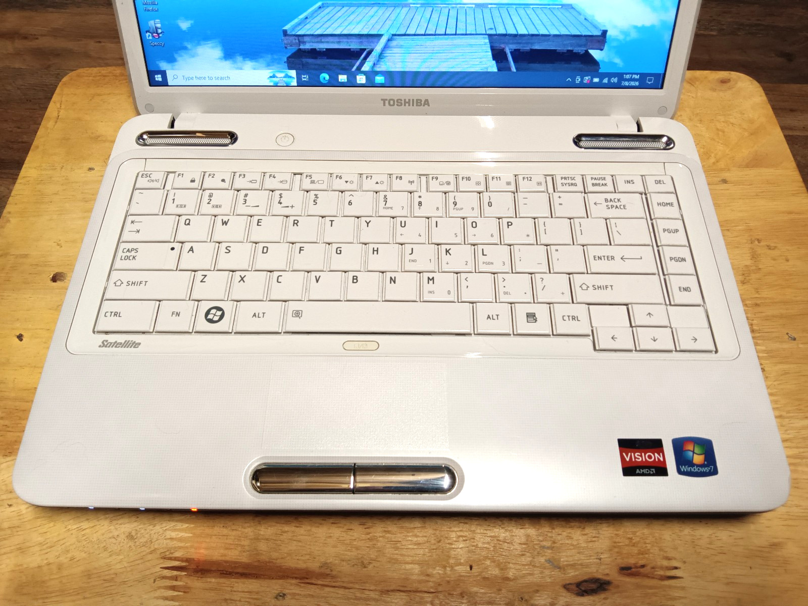 Toshiba L745D-S4350WH/AMD E-450 1.65ghz/4gb/500gb/Webcam/Windows 10 Pro/Vga/14″