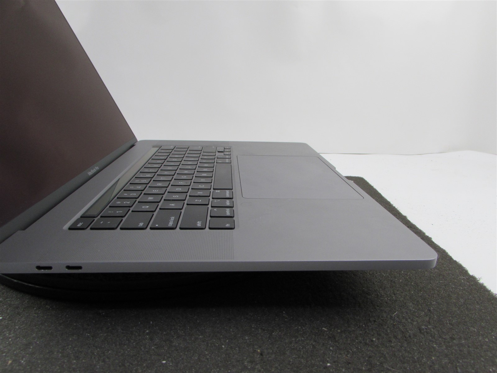 APPLE MACBOOK PRO A2141 3072X1920 I9-9980Hk 1TB SSD 32GB RAM AMD GPU NO O.S