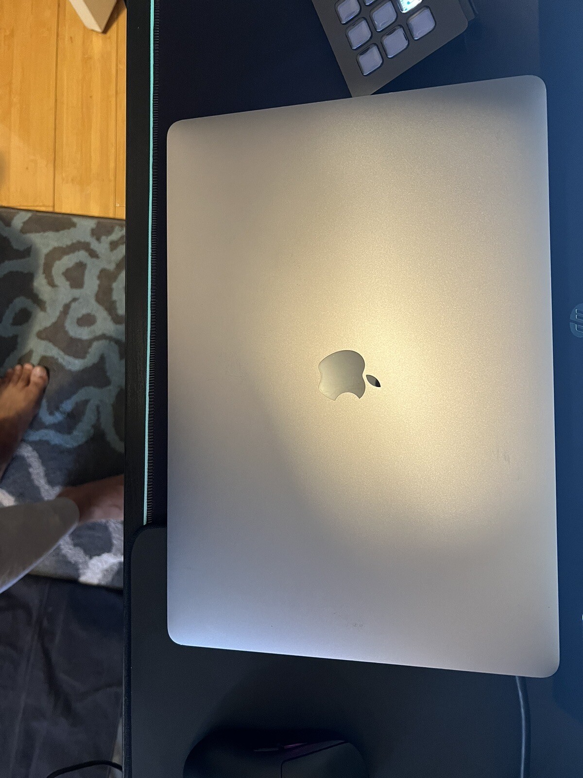 A1990 SPACE GRAY OEM LCD USED GRADE B PLEASE SEE PICTURE BEFORE BUYING