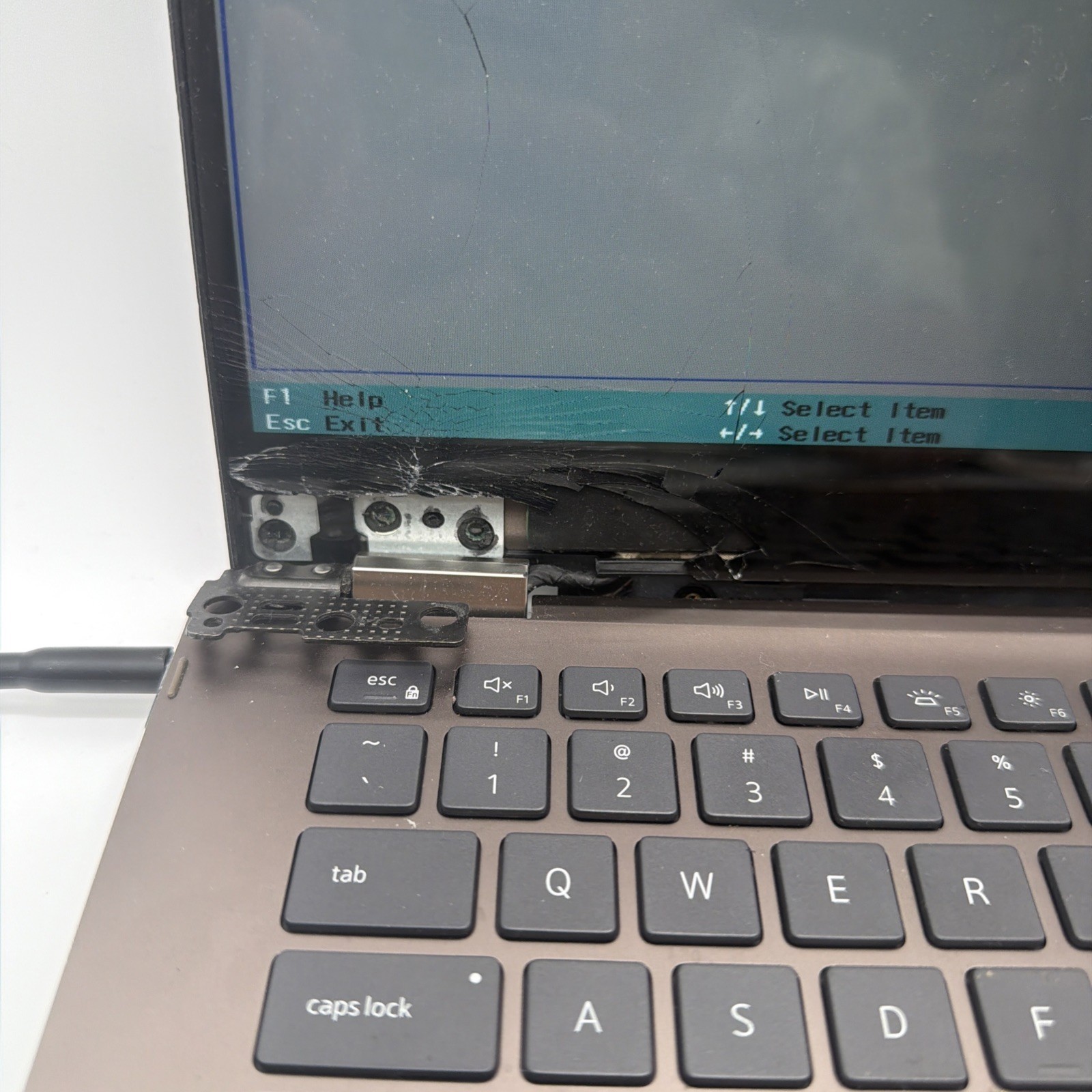 Broken Dell Inspiron 7405 2 in 1 P126G 14″ Ryzen 5 4500U 8GB RAM NO SSD Read L61