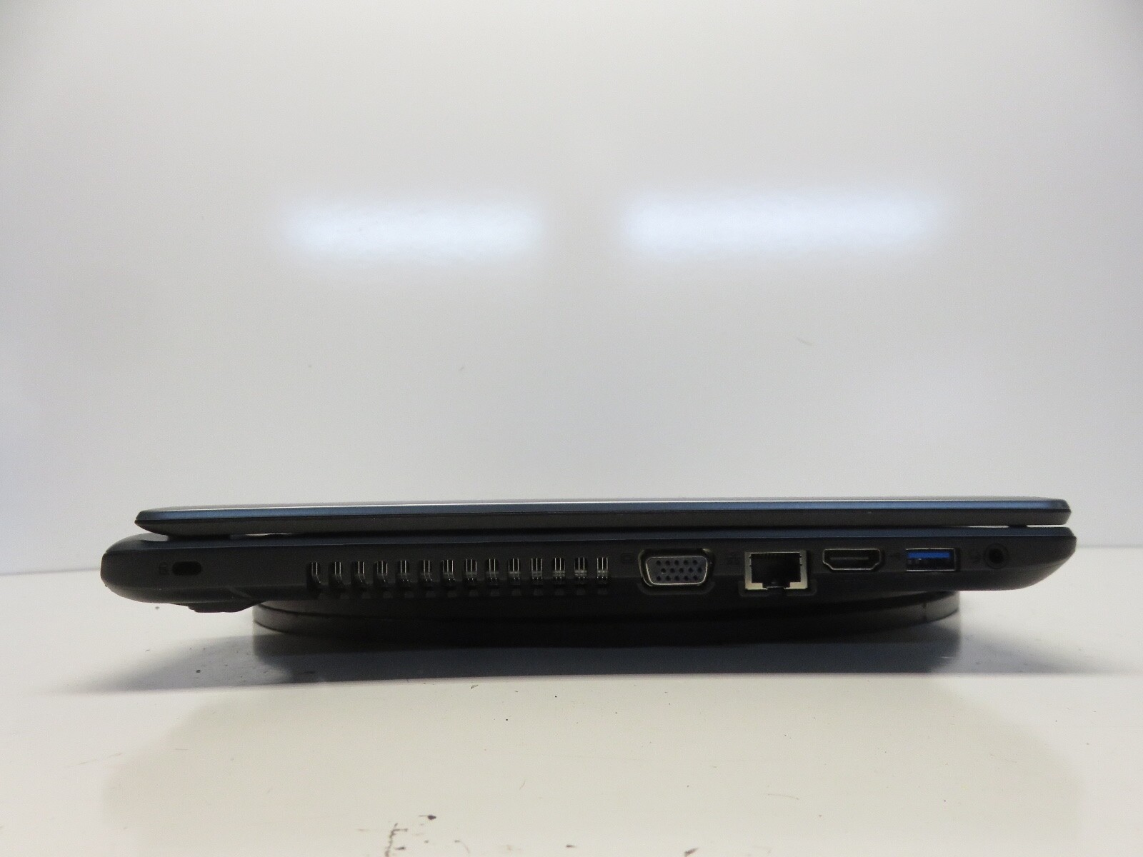 Acer Aspire E5-571 Intel i3-4030U 1.9GHz 4 GB NO HDD No Batt