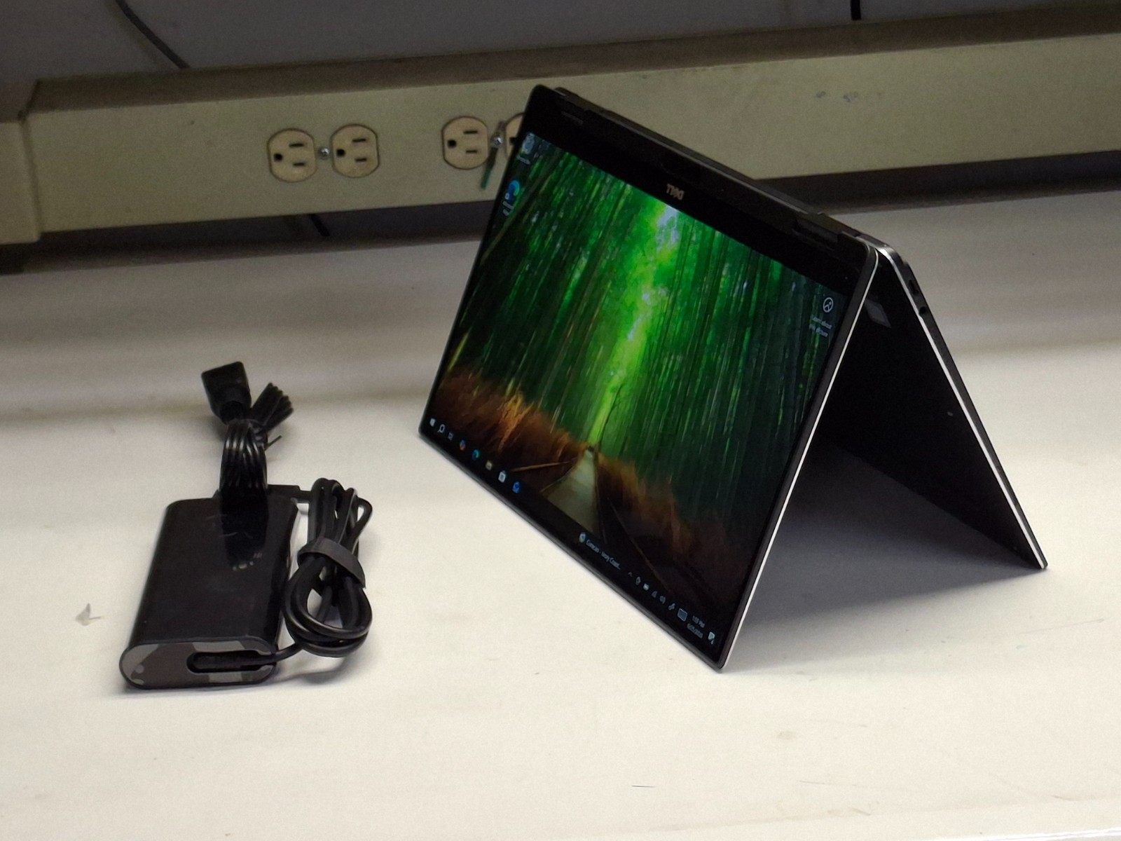 Dell XPS 13 9365 (2-in-1) QHD+ TOUCH i7-7Y75 1.30GHz 16GB 256GB SSD AC Adapter
