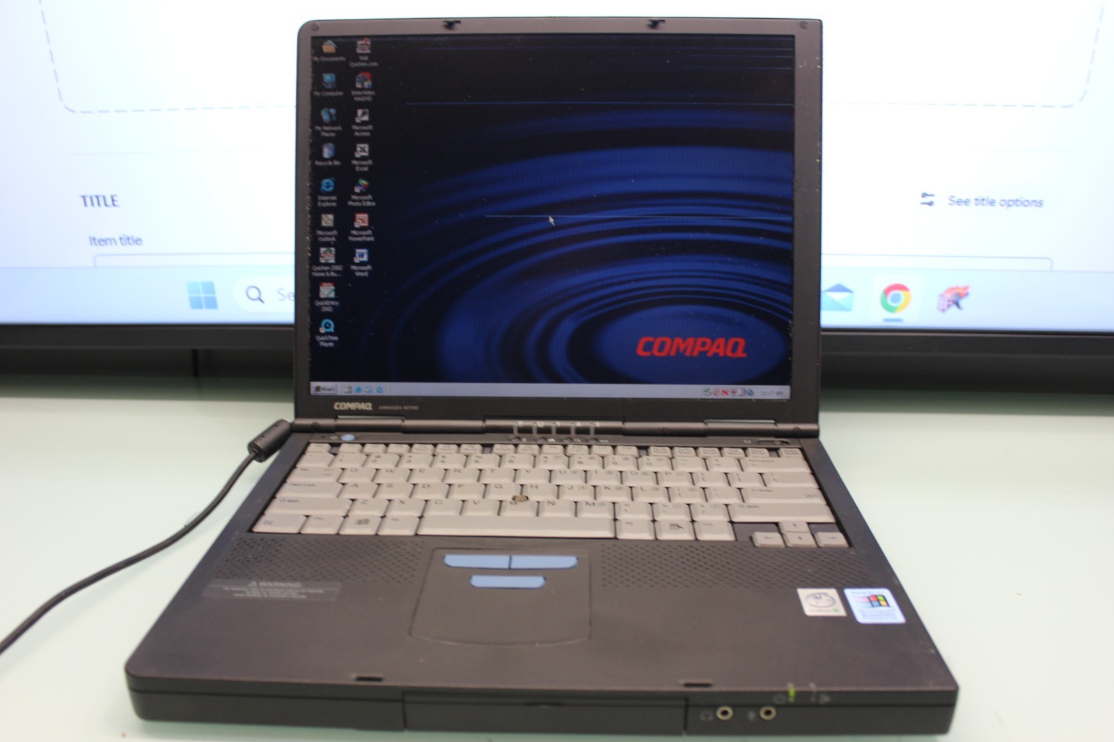 #28 Vintage Compaq Armada M700 Pentium III 128 MB ram, 14.1″ screen WINDOW 2000