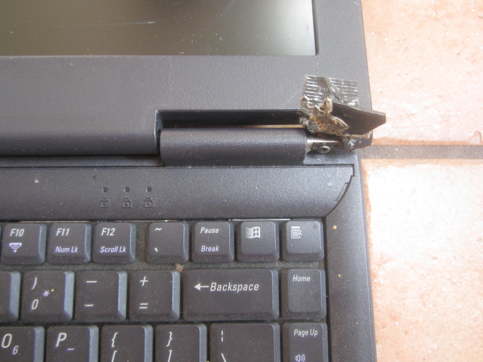 DELL INSPIRON 2650 LAPTOP 256MBRAM 30GBHD SCREEN INTACT BAD BATT NO CORD – PARTS