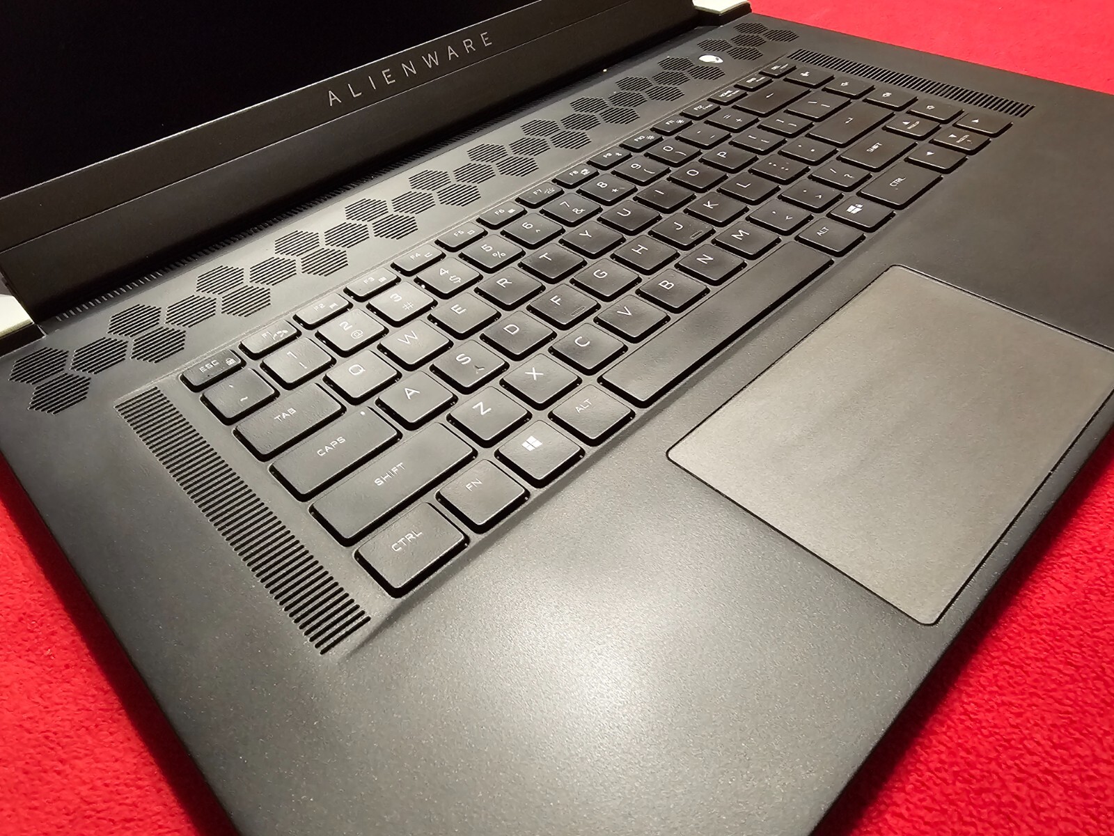 Alienware x17 R1 i9-11980HK 64GB RAM 4TB m2 17.3″ UHD 4K 120Hz RTX 3080