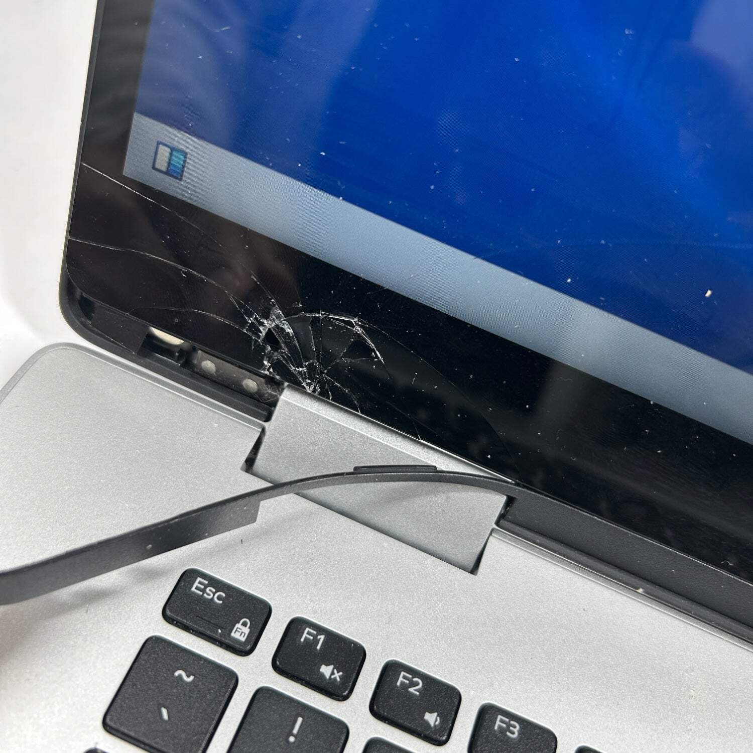 Broken Dell Inspiron 5591 15.6″ i3-10110U 2.59GHz 4GB RAM 128GB SSD READ