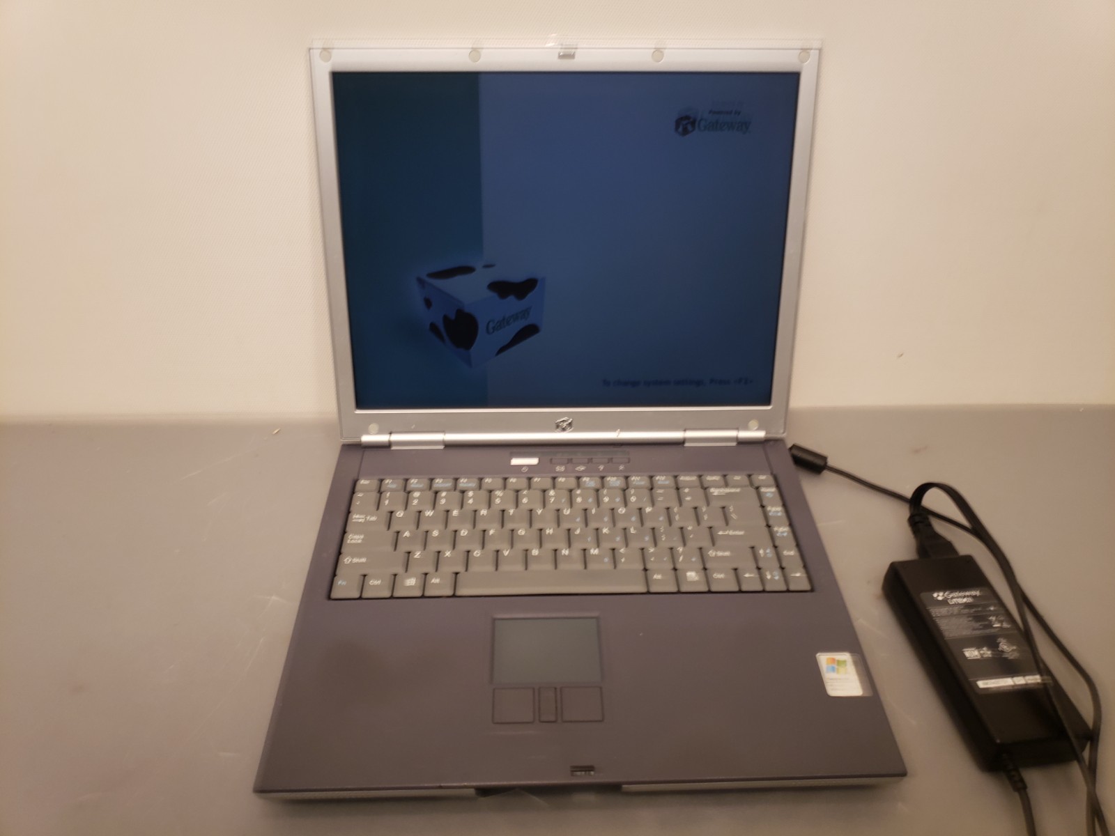 Gateway 450SX4 15″ Laptop Pentium 4 1.6GHz 512MB RAM 60GB HDD, Windows XP **READ