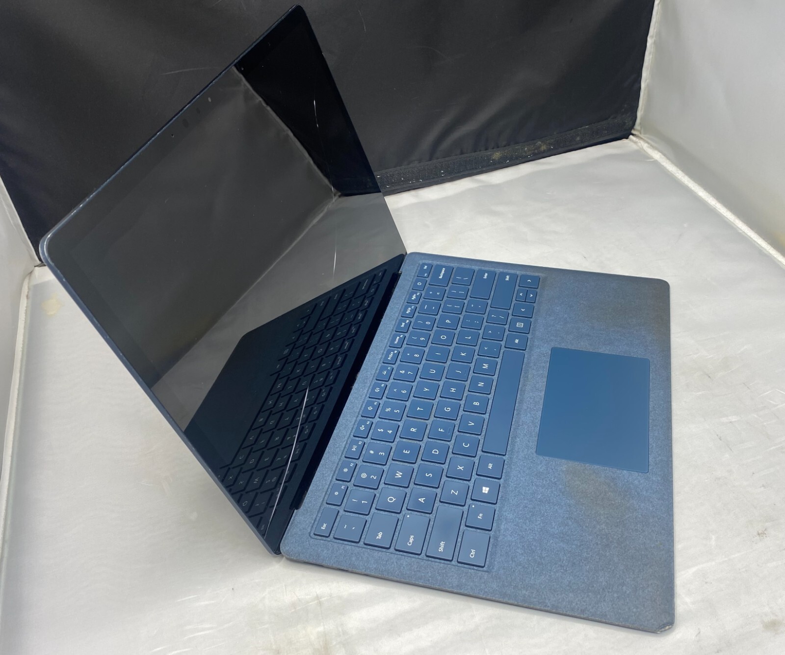 Microsoft Surface Laptop 13.5” – Intel Core i5 – 8GB – 256GB – Cobalt Cracked