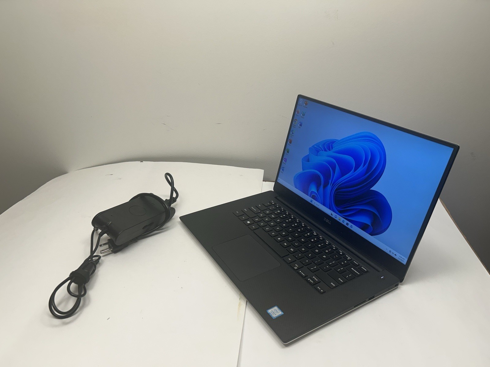Dell Precision 5520 i5-7440HQ 2.8 gHz 16 GB RAM 256GB SSD