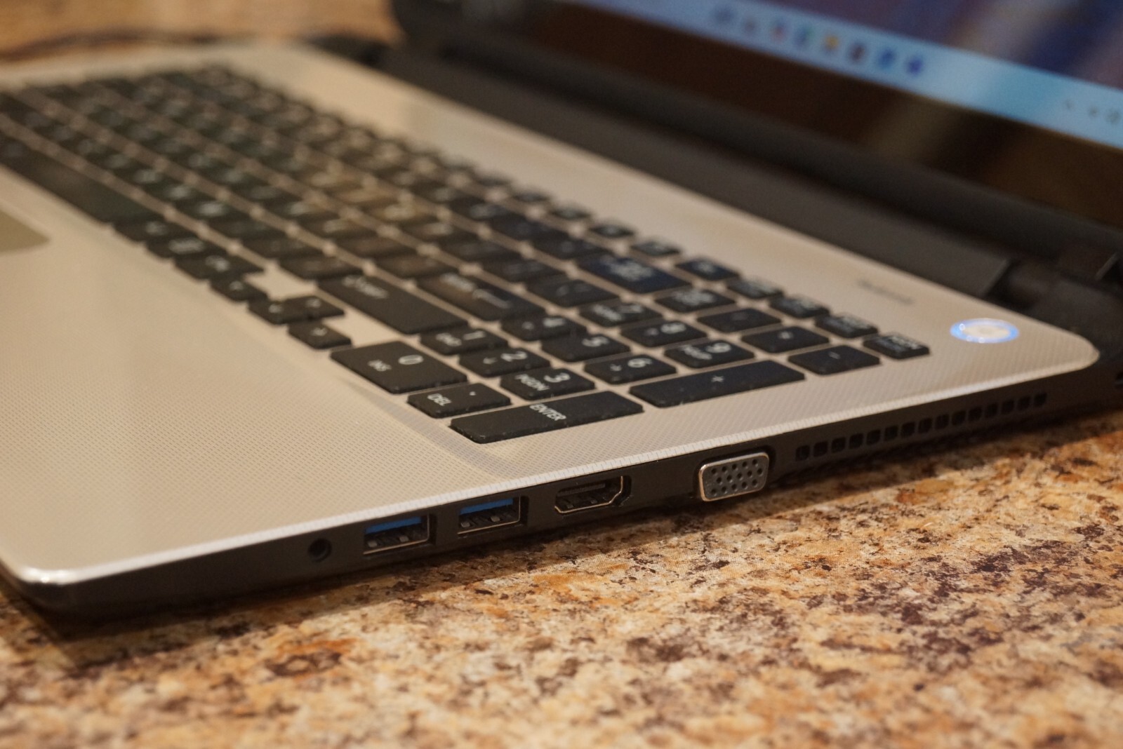 Latest 24H2 WIN 11PRO,Touchscreen Toshiba L55DT-B5144@2.00GHz.8GB RAM,250GB SSD