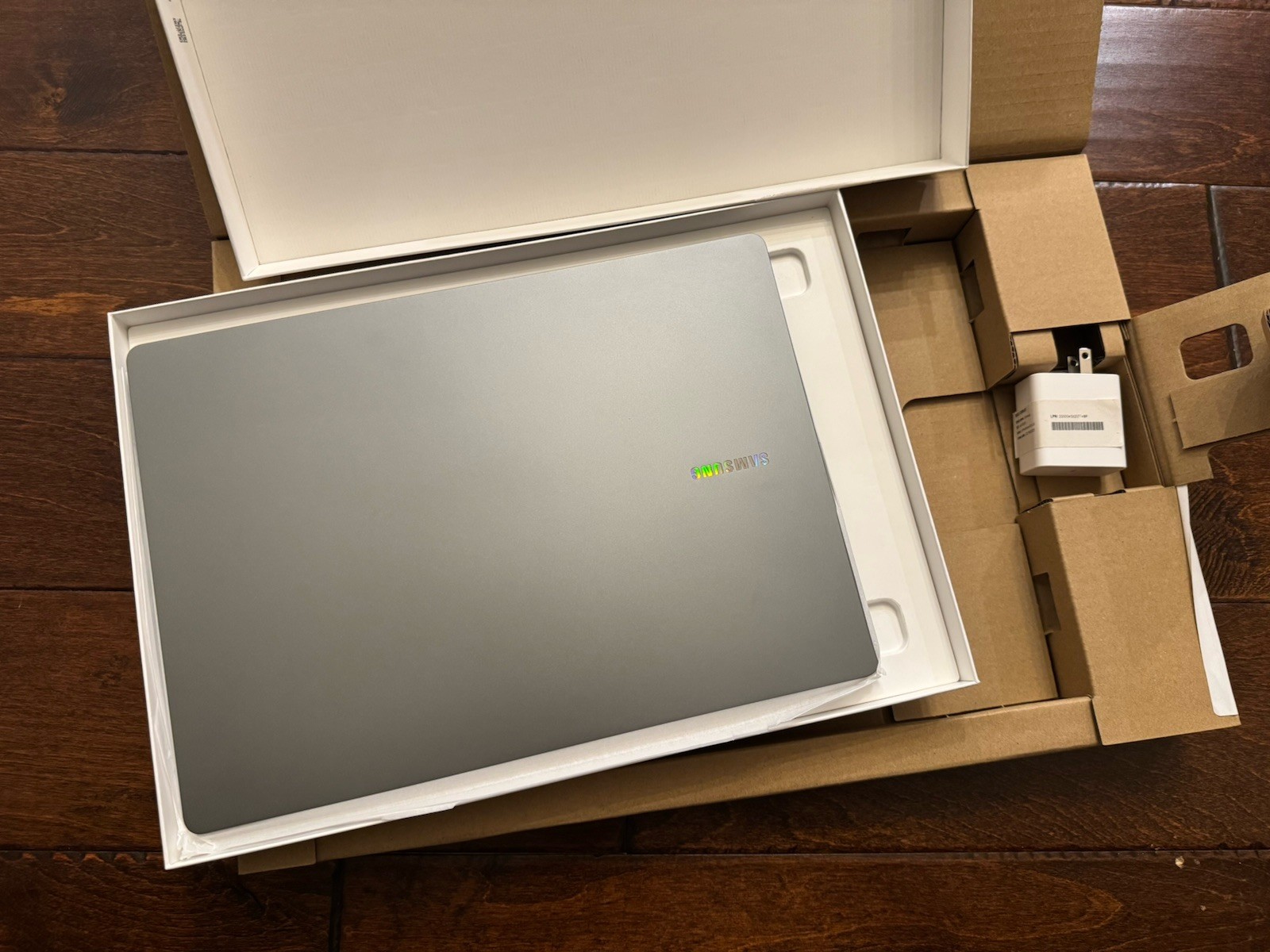 Samsung Galaxy Book5 Pro 14″ 3K OLED Touchscreen Ultra 7 256V 16GB RAM 512GB SSD