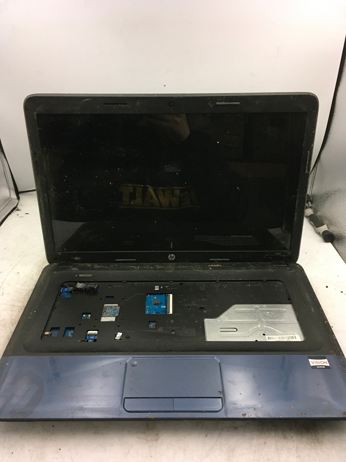 HP 2000-2B19WM – FOR PARTS/REPAIR – AMD E300 – NO RAM – 15″ -READ DESCRIPTION-BB