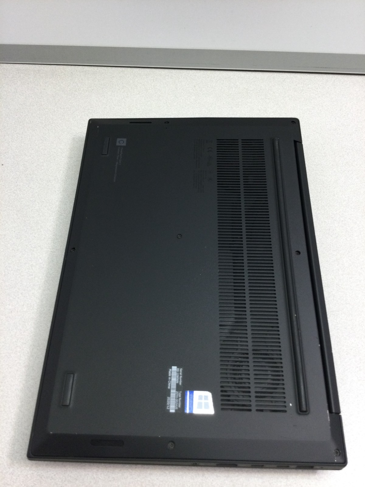 Lenovo ThinkPad P1 Gen 3 – 15.6″Core i9-10885H 12GB RAM 256 SSD WIN 11 PRO