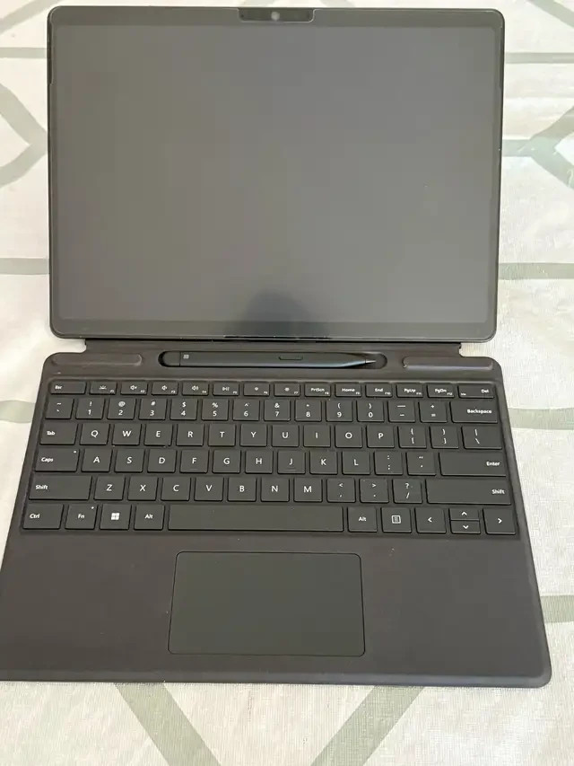 Surface Pro 11 OLED 16GB/512GB + Pen 2, Keyboard, Case, Screen prot – Like new