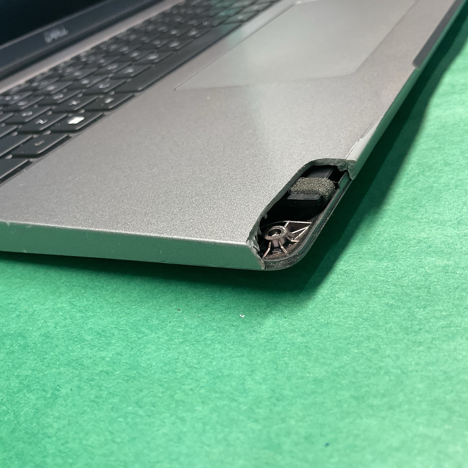 Dell Latitude 5540 15.6″, i5 – 1335U – Powers On – NO HARD DRIVE- Untested