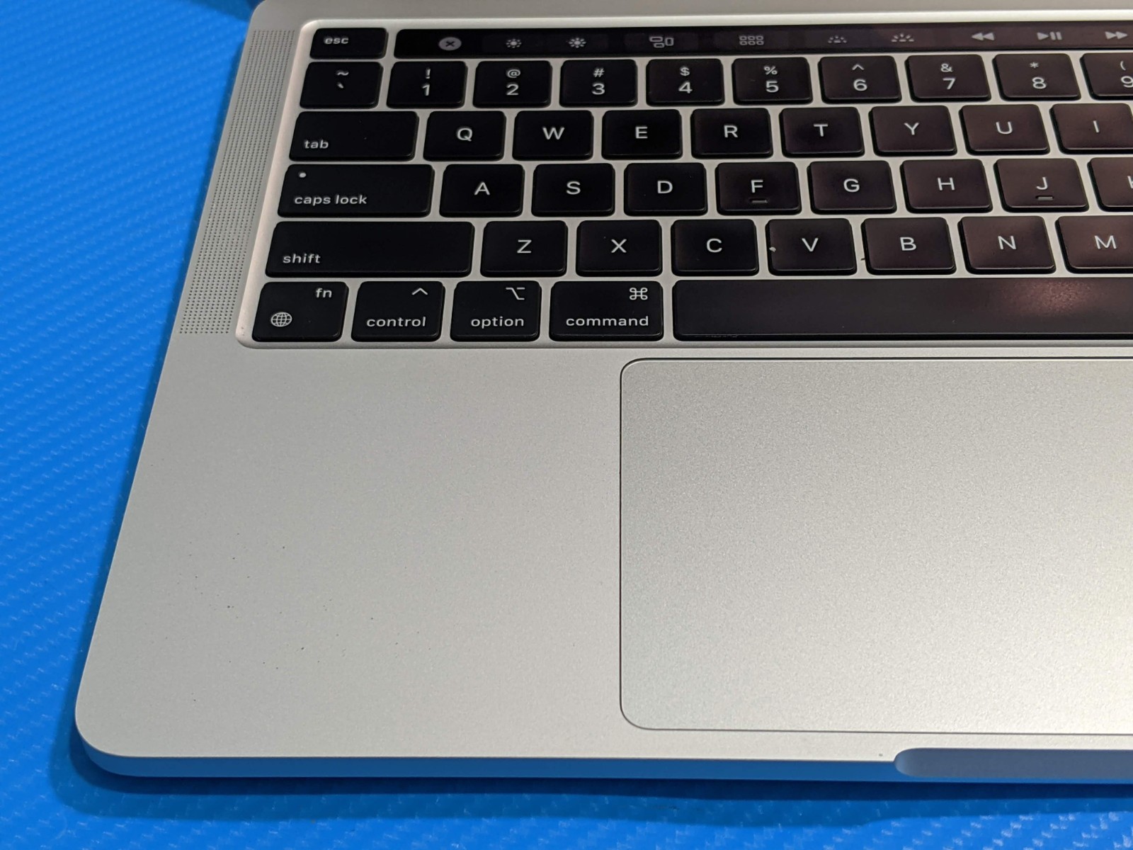 Apple MacBook Pro A2338 (2020) 13.3″ M1 3.2GHz 8GB 256GB MYDA2LL/A 100tt +PA