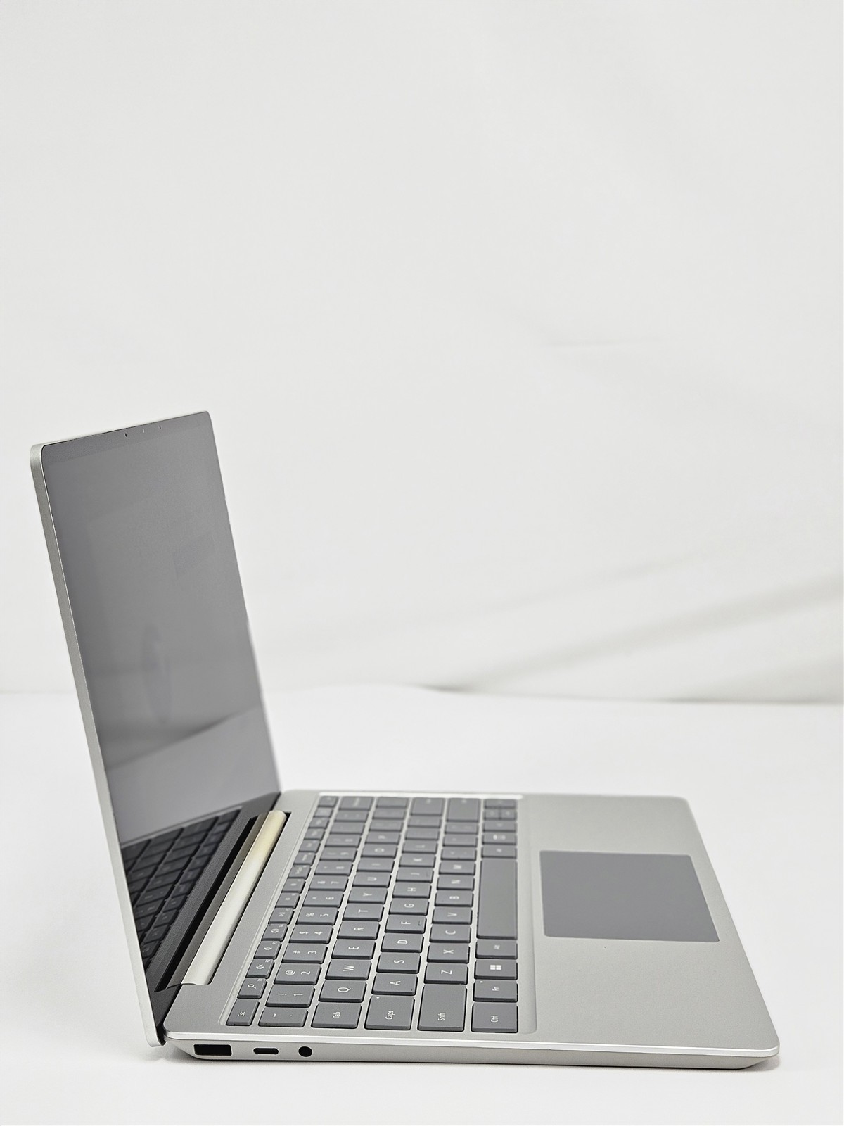 Microsoft Surface Laptop Go 2 12.4″ i5-1135G7 16GB RAM 256GB SSD Wn11 Grade A