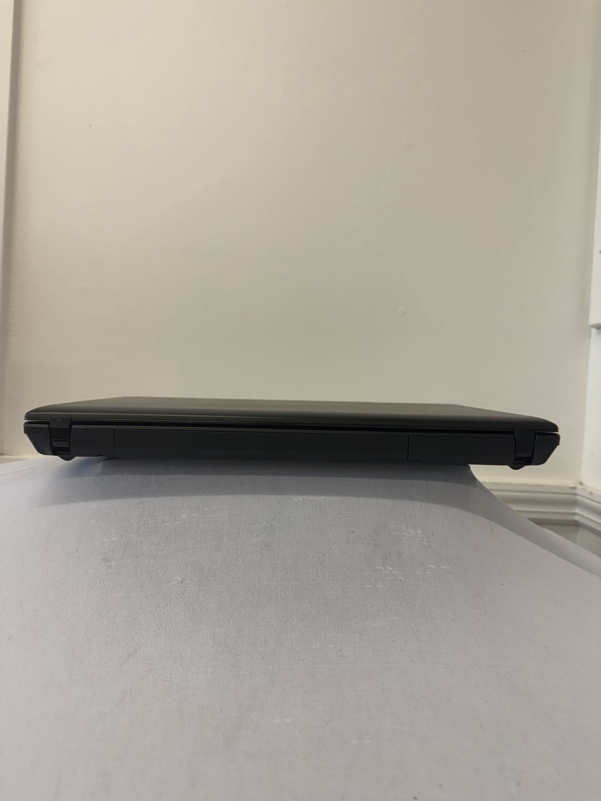 Lenovo Ideapad N585 Laptop – Good Screen – AMD E1-1200 – Read Des
