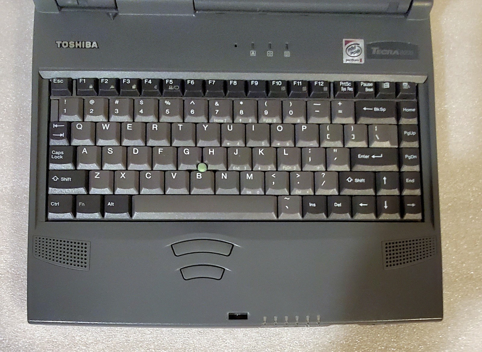 Vintage Toshiba Tecra 8000 Laptop – Pentium II Win98, w/Manual, Boots & Working