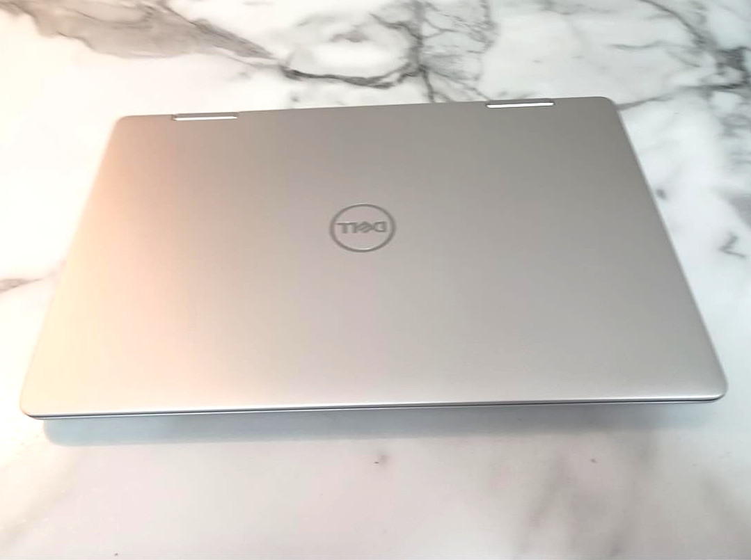 Dell Inspiron 7586 2 n 1 Touch S. i5-8265U, 16GB 512 M.2 SSD W10 Excell. Cond!