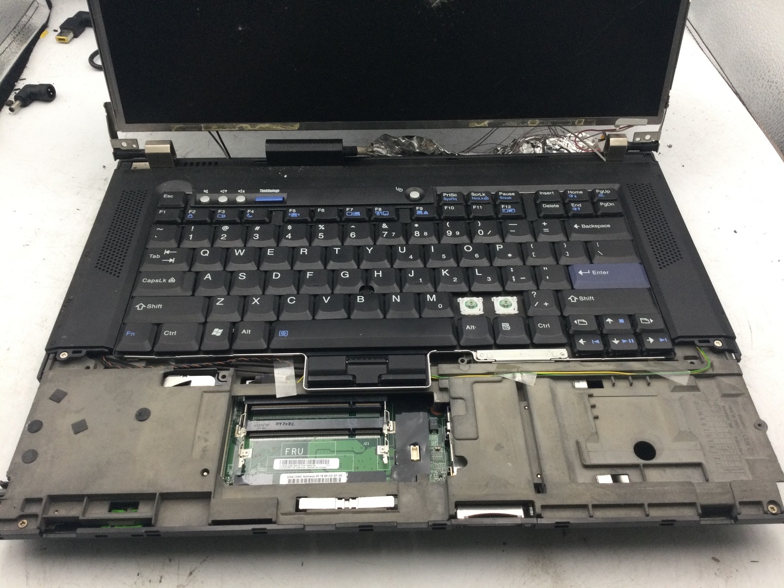 LENOVO THINKPAD R61 – FOR PARTS – DAMAGED SCREEN/LID – READ DESCRIPTION – BB