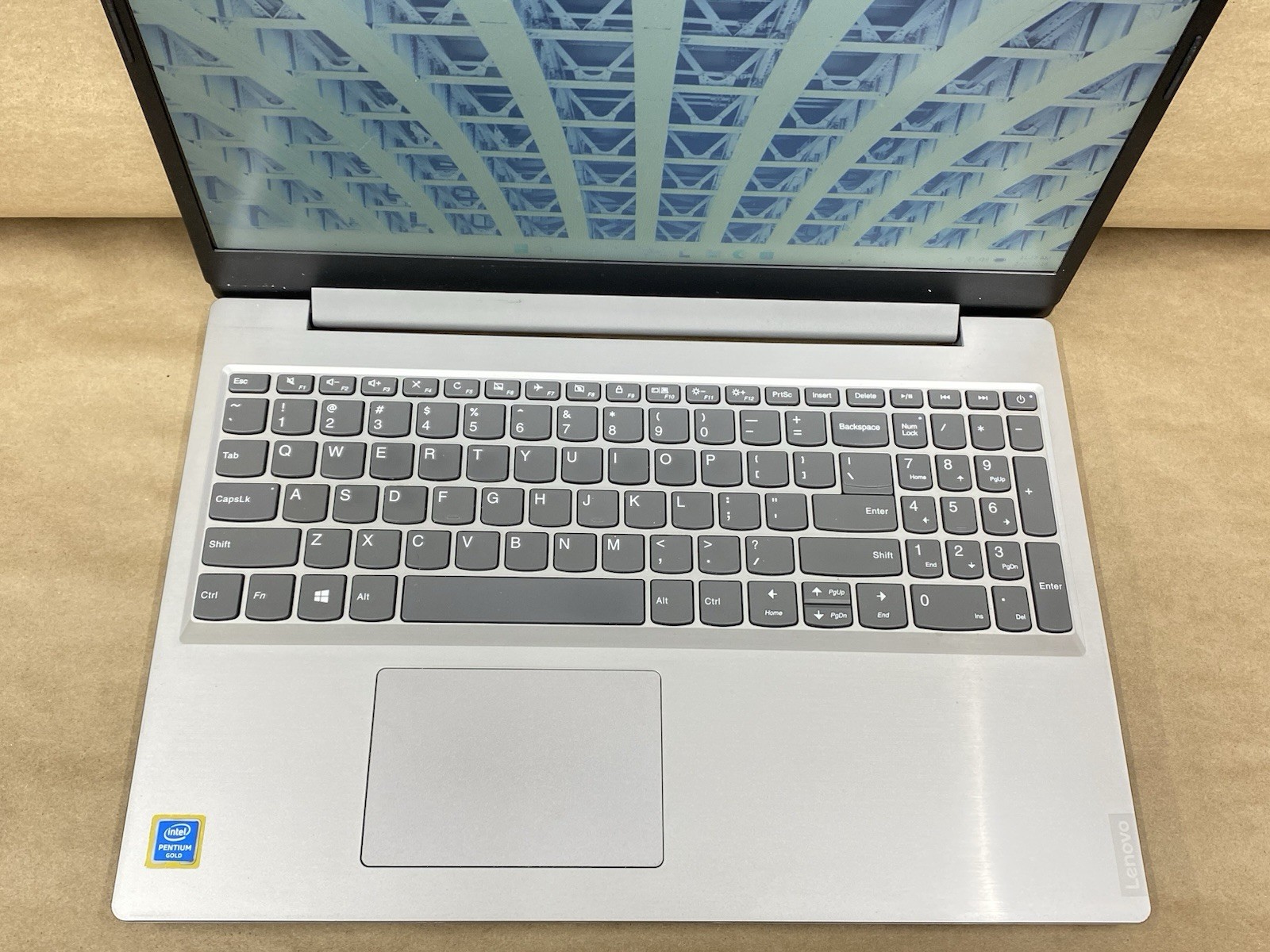 Lenovo 81LG – 15.5″ HD – CPU 5405U – 4GB – 256GB SSD – Win 11 Pro – READ