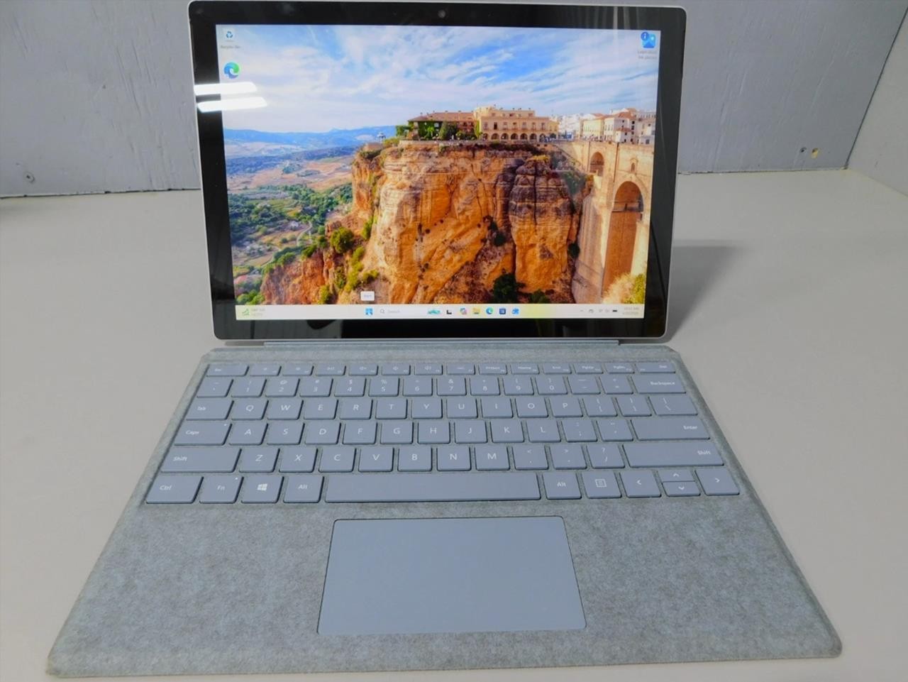 Microsoft Surface Pro 7 i7-1065G7 16GB 512GB Win 11 Pro (Slight Screen Issue)