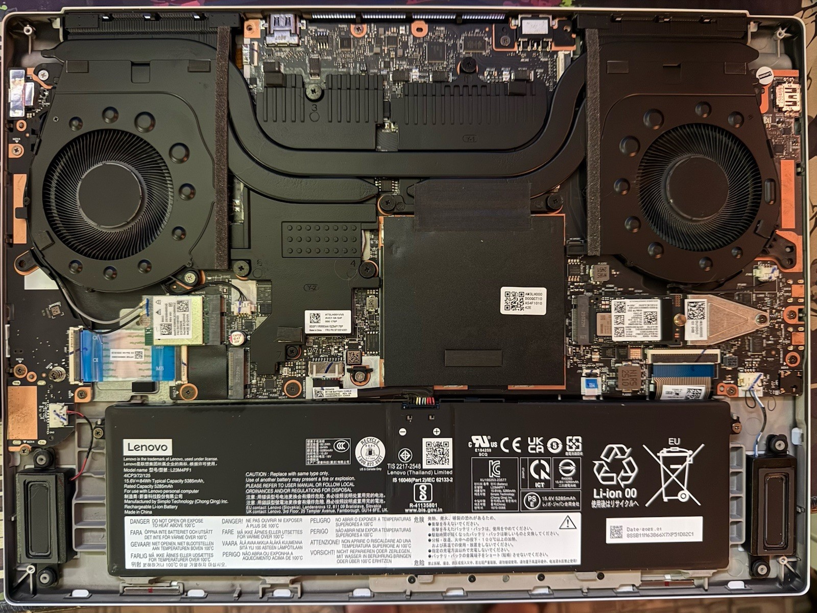 Lenovo Legion 7 16IAX10 16” Ultra 9 275HX 32GB 1TB RTX 5070 + Case