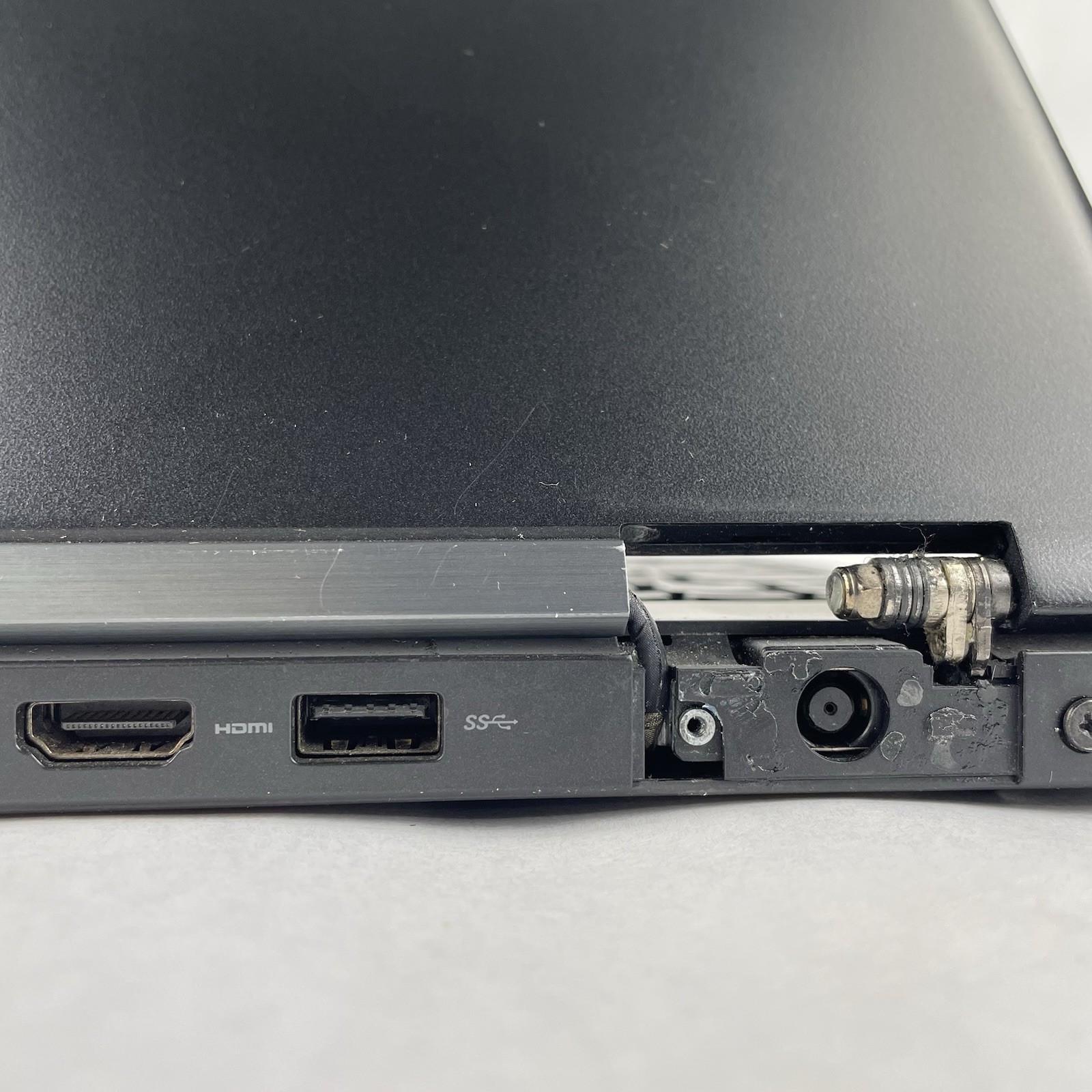 Dell Latitude 5580 15.6″ i5-7440HQ 2.8GHz 8GB RAM No SSD/OS/AC – Bad Hinge Cover