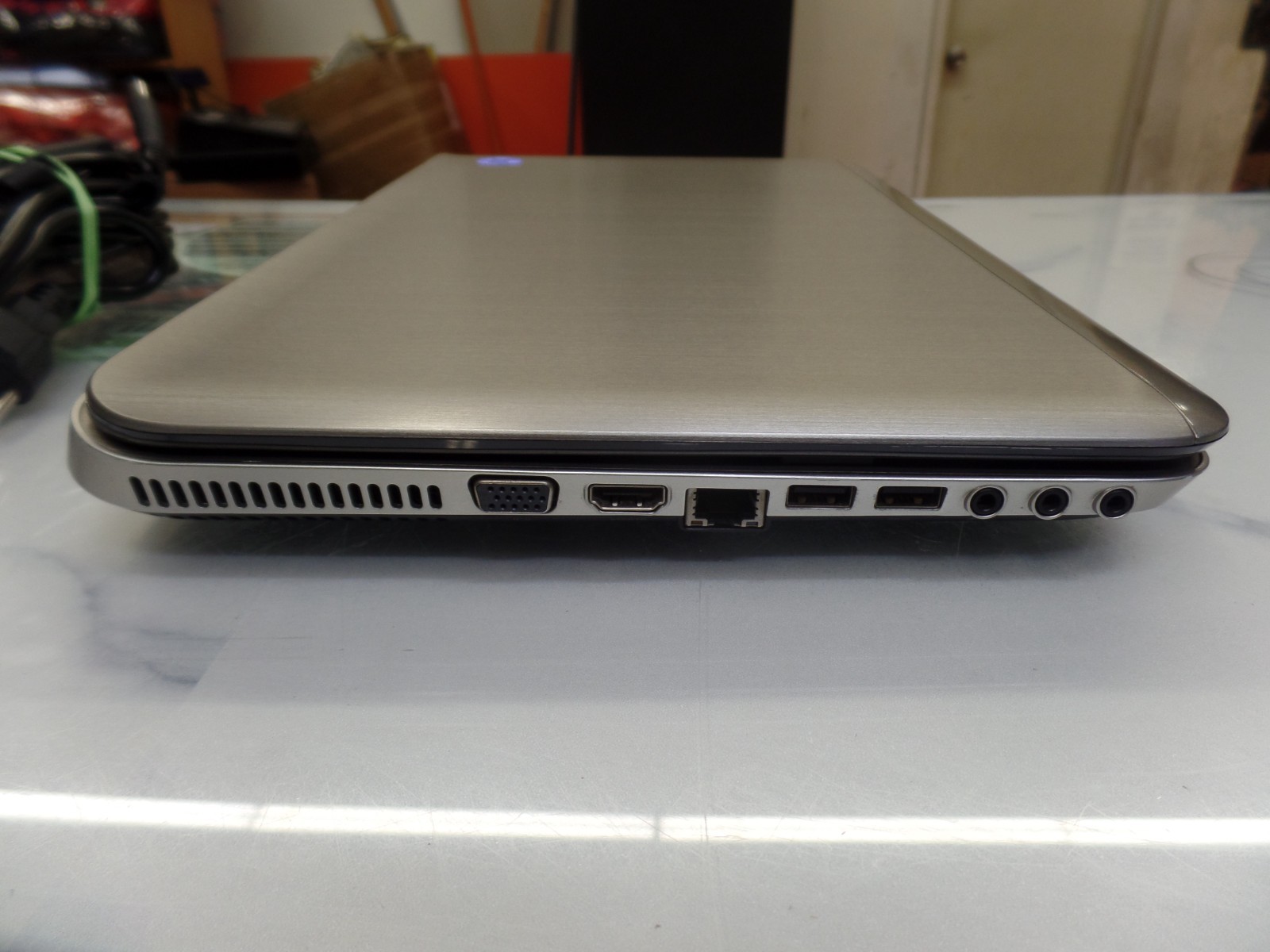 Brushed Aluminum 15″ HP Pavilion DV6-6123cl 1.40GHz Amd A6 6GB 500GB win10 DVD