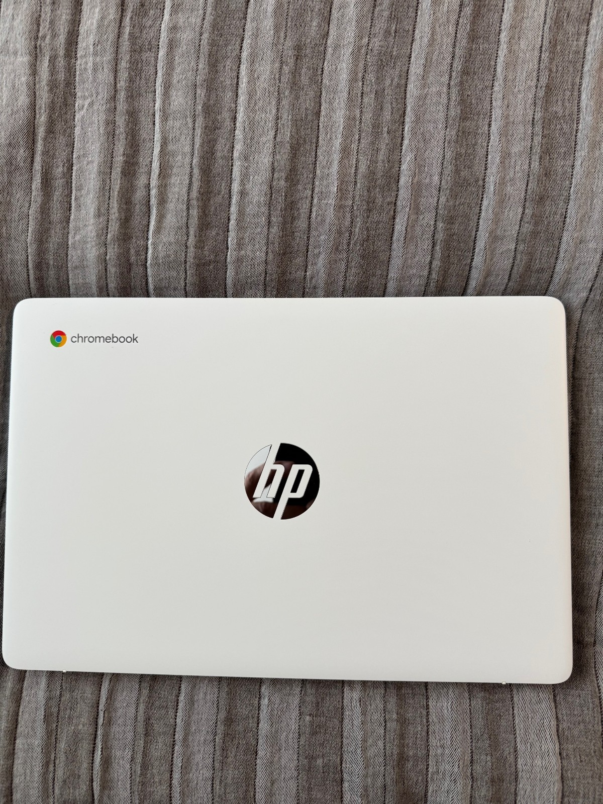 HP 14a-na0020nr 14 inch (32GB, Intel Celeron, 1.10GHz, 4GB) Chromebook – White –