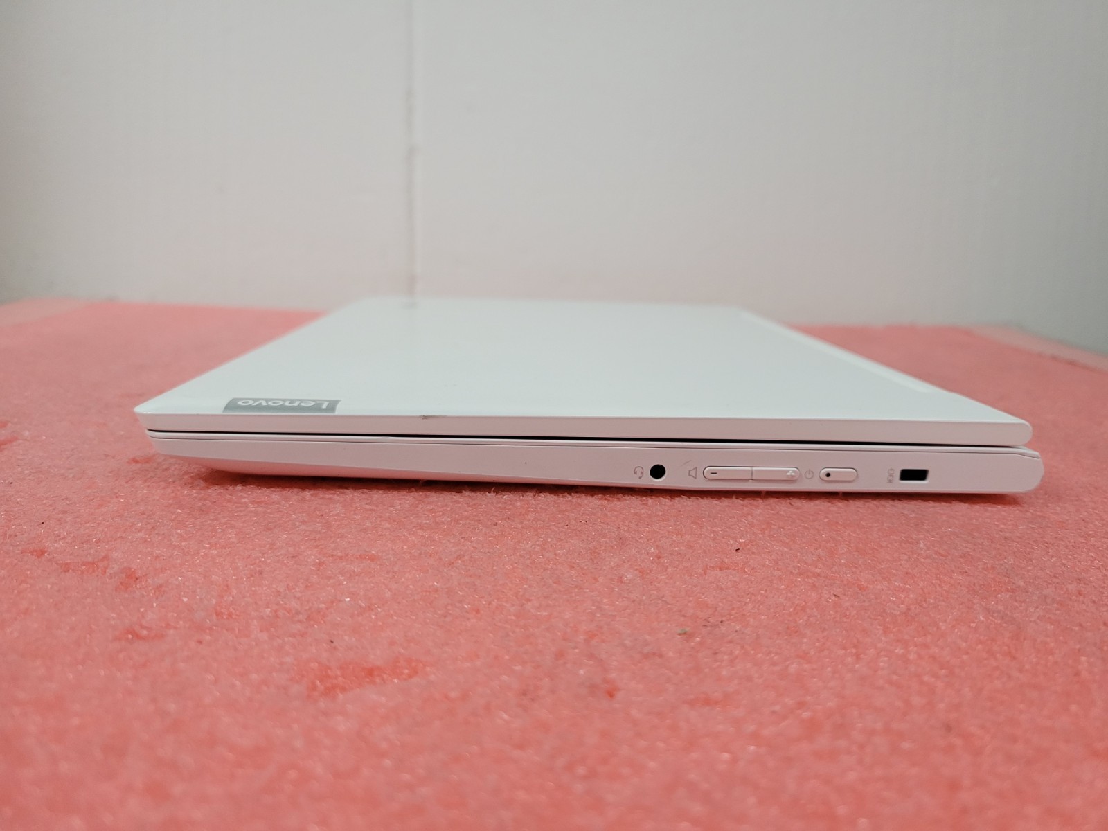 Lenovo Chromebook C330 MediaTek MT8173 4GB RAM 64GB SSD w/PA | LP490