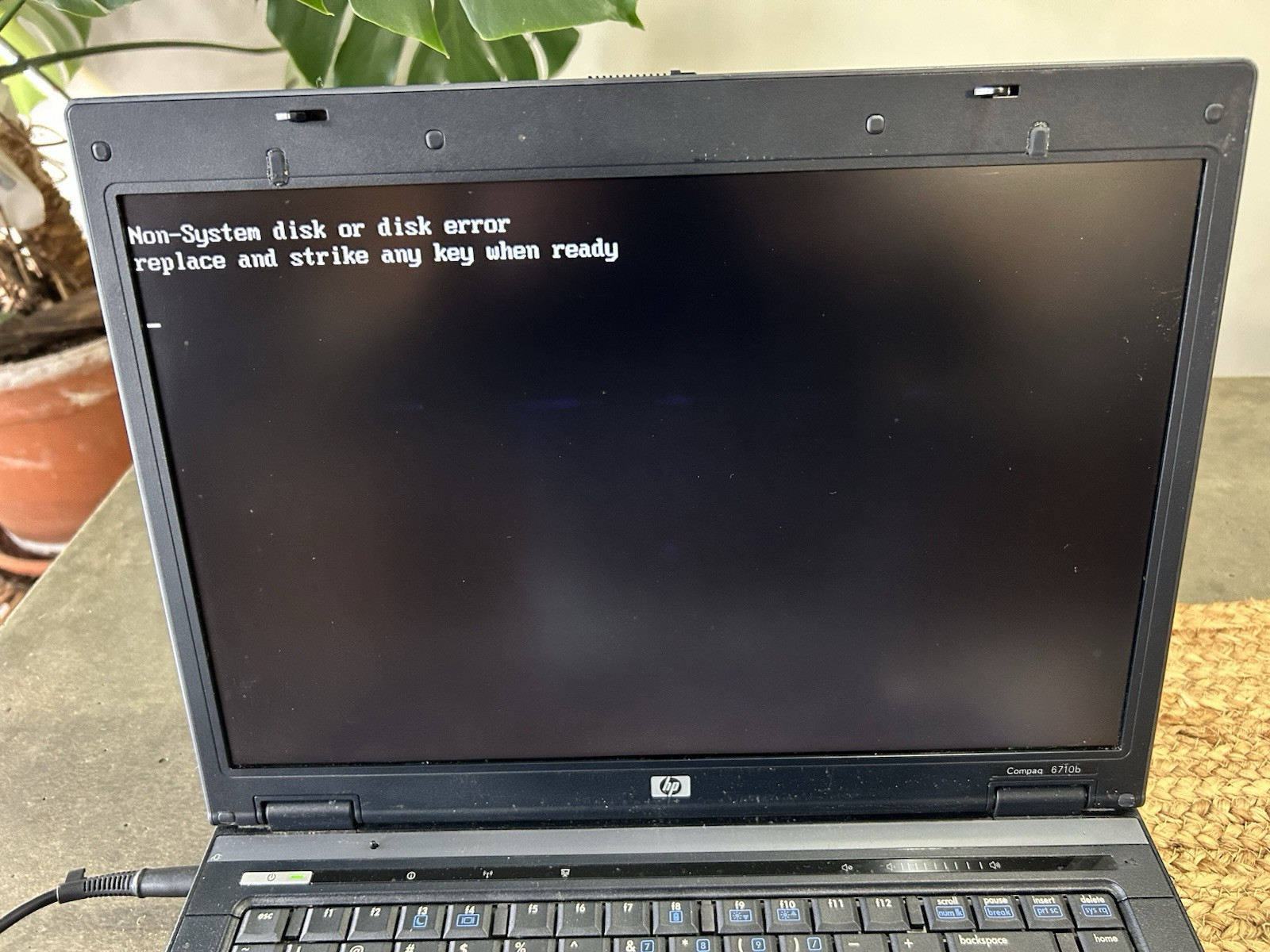 HP Compaq 6710b Laptop For Parts As Is Turns On No Cord Vintage