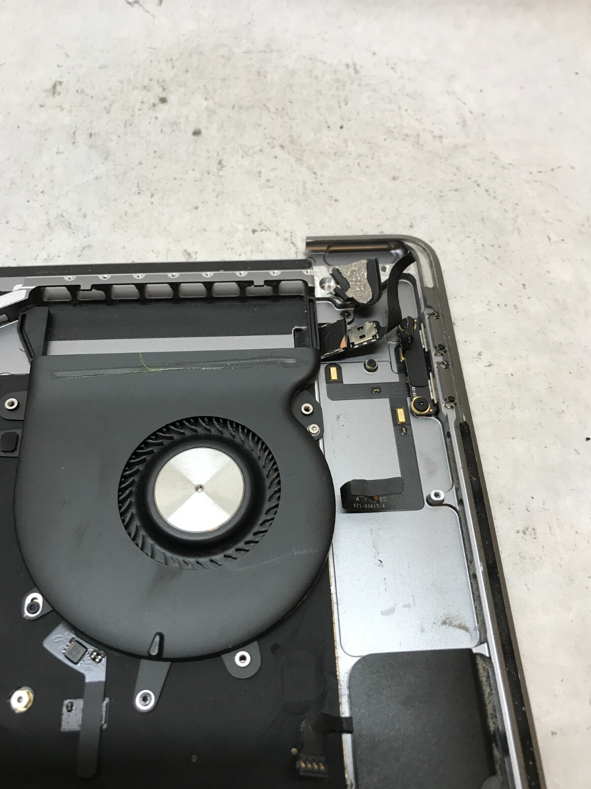 Apple MacBook Pro Touch/2018 A1990 Palmrest NO MOTHERBOARD For Parts/Repair- -DW