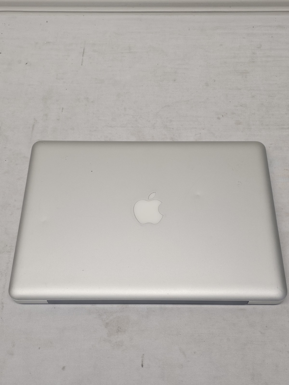 Apple MacBook Pro Laptop – Intel Duo P8700 – 4GB RAM – 256GB – Linux Mint