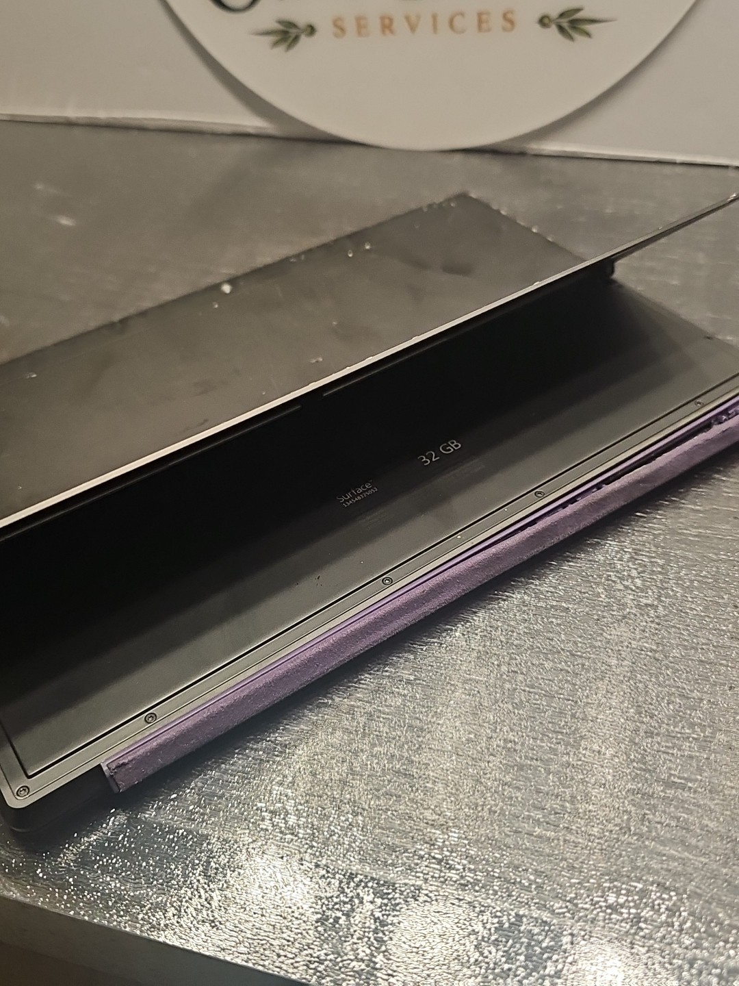 Microsoft Surface Model 1516 10.6″ (Windows RT), 32GB Storage, 2GB RAM