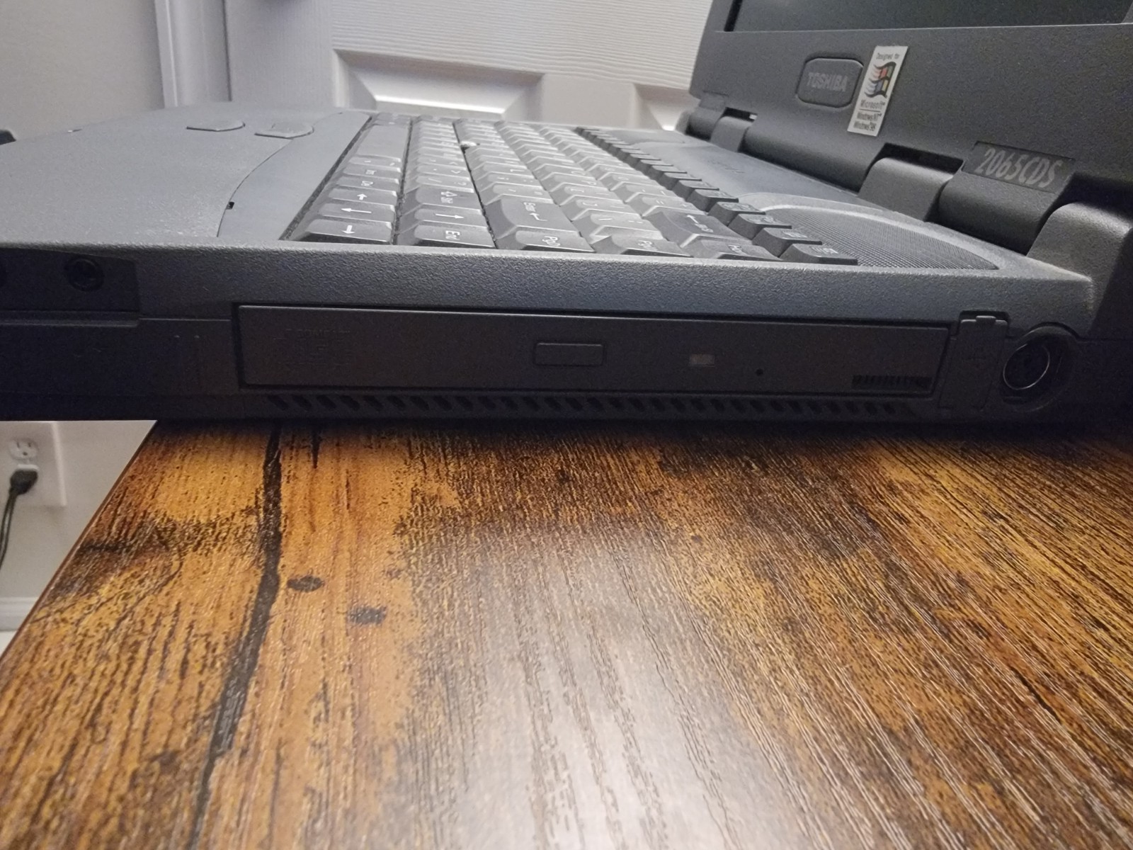 Toshiba 325CDS & Toshiba 2065CDS Satellite Vintage Laptop – Retro – WIN 98 DOS