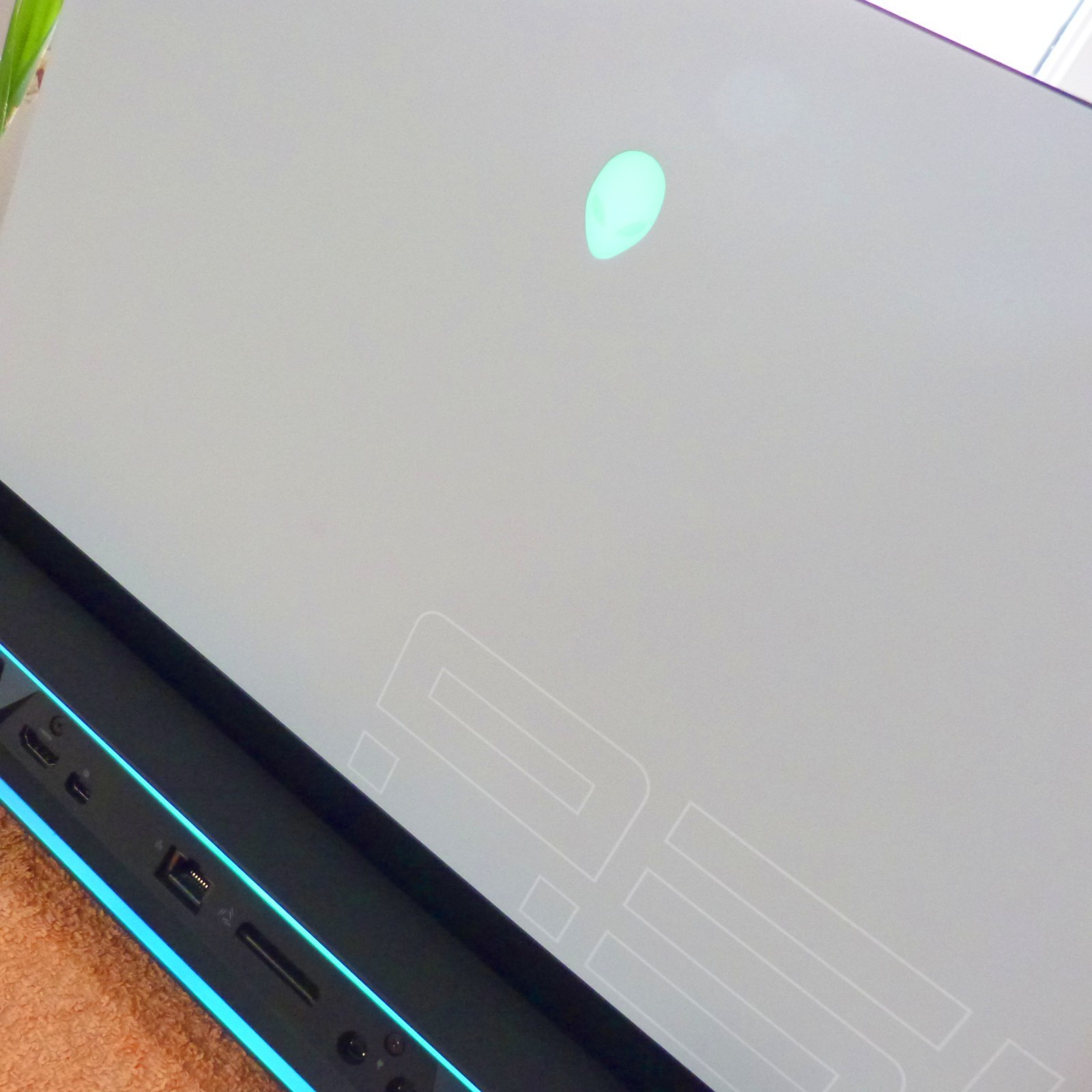 Alienware Area 51m R2 SLIM HIGH END l 17 inch 4K UHD Gaming RTX 2070 i9 64GB RAM